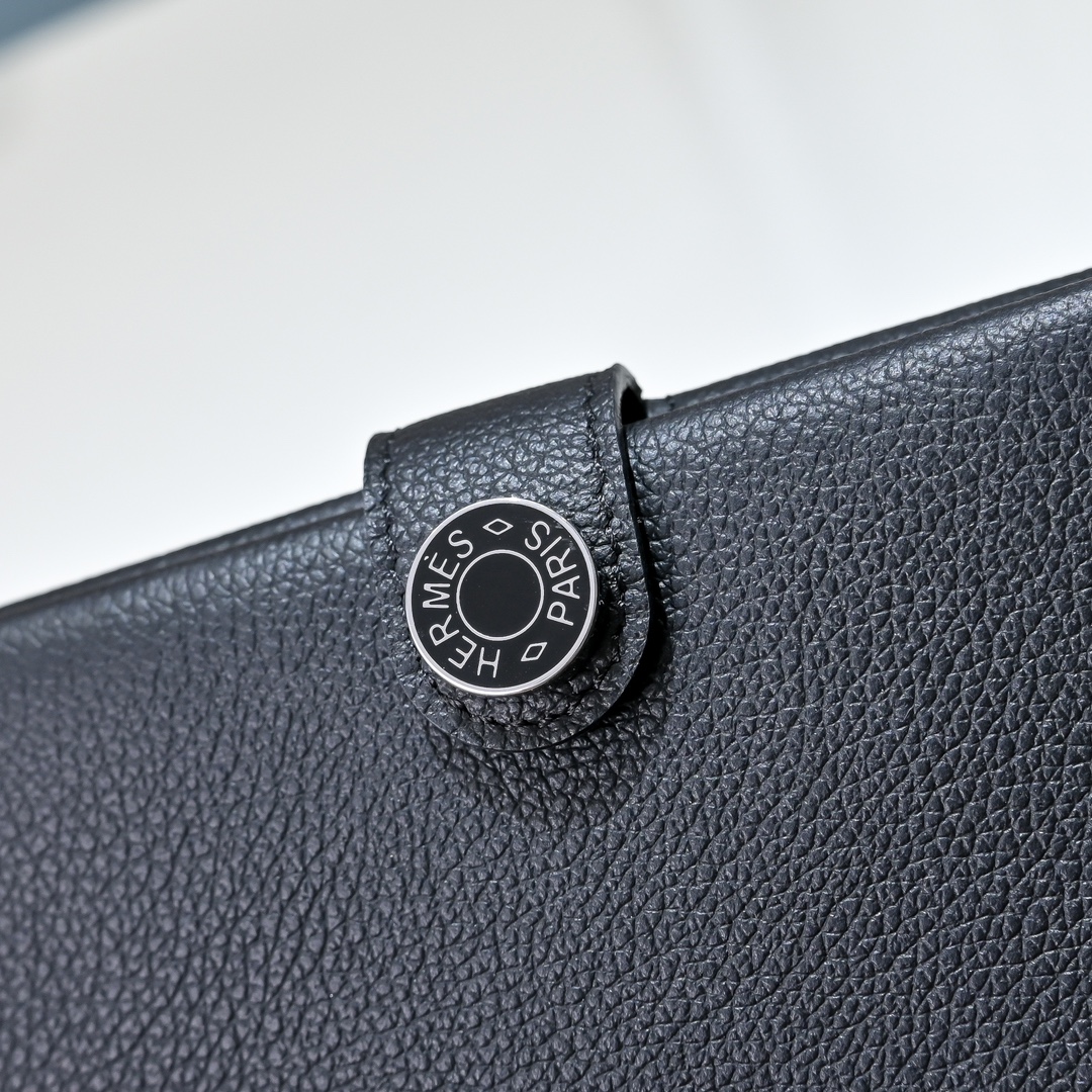 现货 新款
H家Porta passaporto R.M.S护照包
Evercolor小牛皮 珐琅扣
尺寸：13.5x9.5