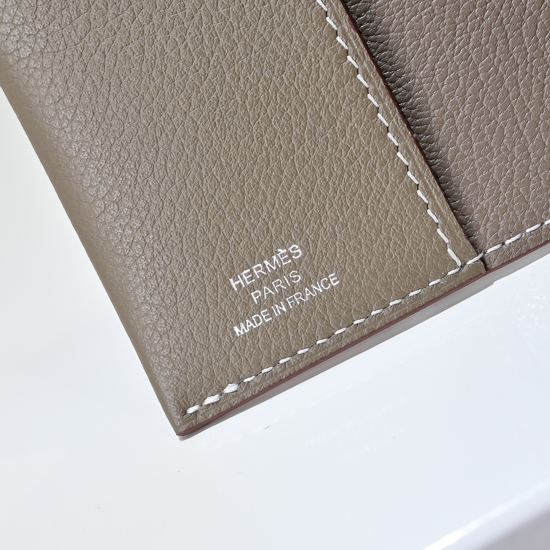 现货 新款
H家Porta passaporto R.M.S护照包
Evercolor小牛皮 珐琅扣
尺寸：13.5x9.5