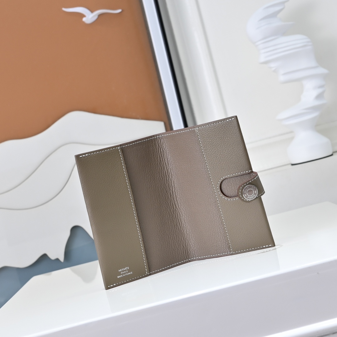 现货 新款
H家Porta passaporto R.M.S护照包
Evercolor小牛皮 珐琅扣
尺寸：13.5x9.5