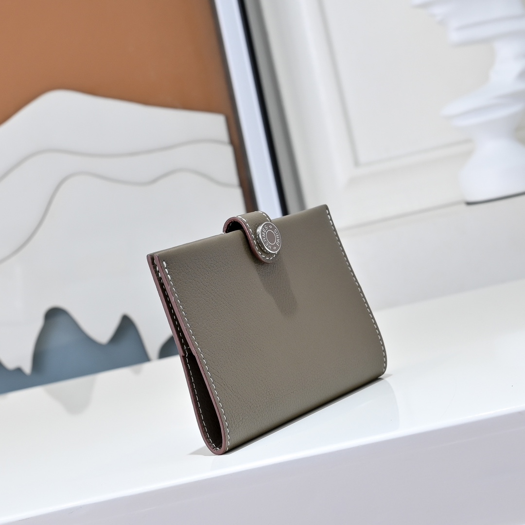 现货 新款
H家Porta passaporto R.M.S护照包
Evercolor小牛皮 珐琅扣
尺寸：13.5x9.5