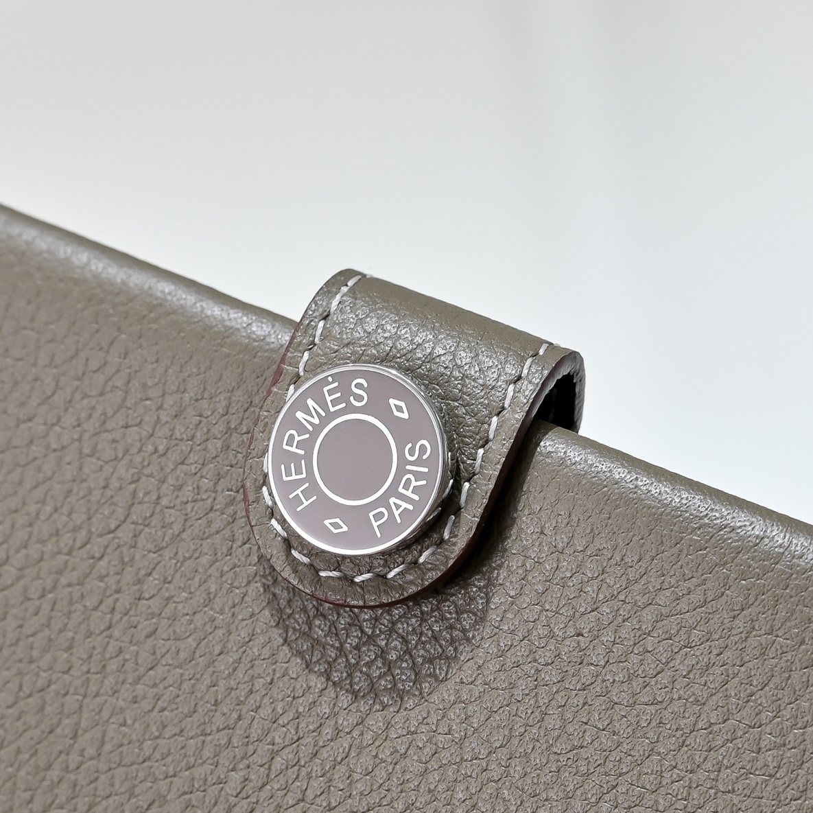 现货 新款
H家Porta passaporto R.M.S护照包
Evercolor小牛皮 珐琅扣
尺寸：13.5x9.5