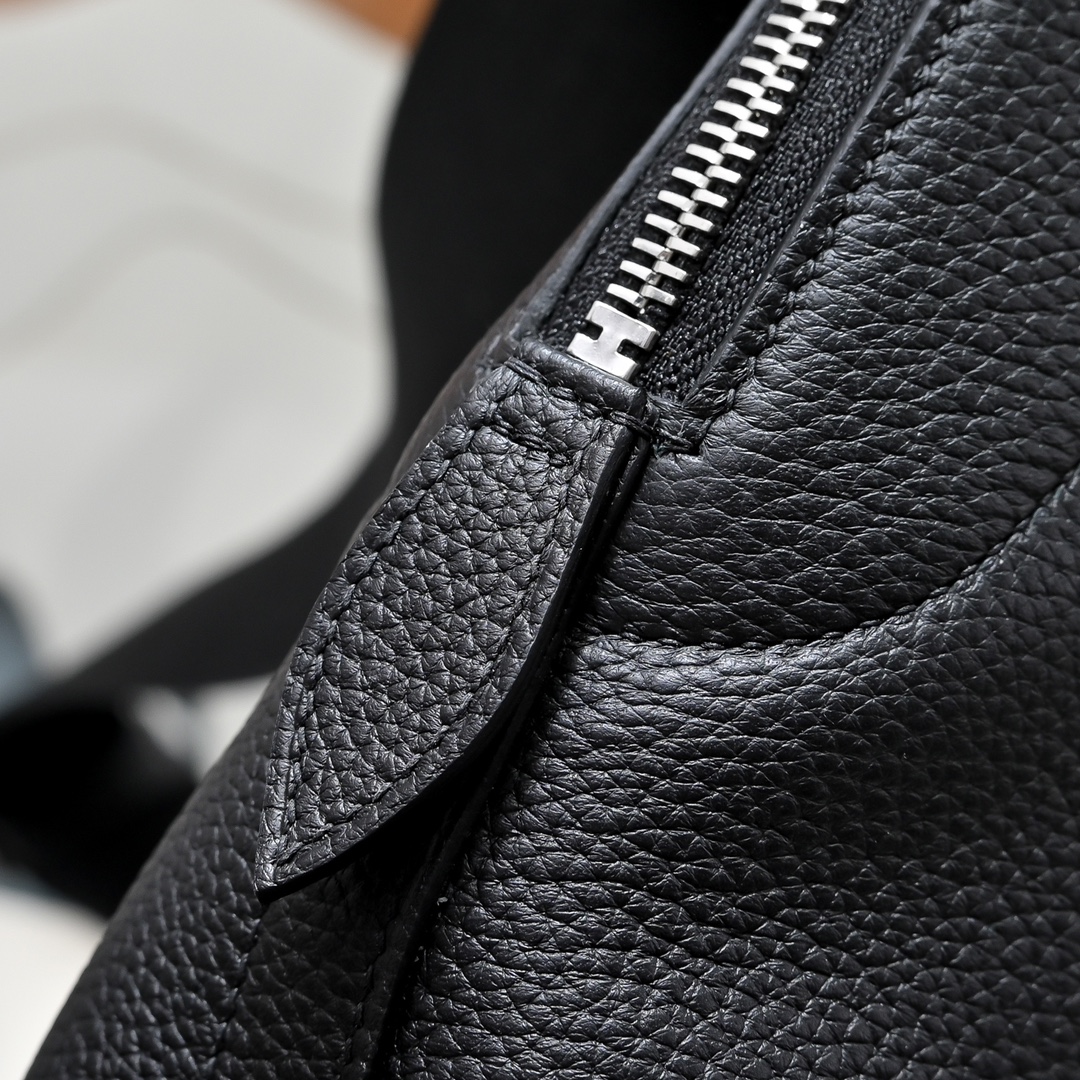 Hermes 爱马仕又上新了 Bolide信差包 一款简单又具有独特风格 男女搭配 单肩斜挎 手工蜡线 钢五金 专柜对版打造 尺寸26.5*20.5*9 这款包袋于1923年专为顶级车手和长途旅行者设计,可轻松放入任何汽车行李箱,伴您环游世界。埃米尔·爱马仕(Emile Hermès)于1910年代从美国引进的拉链设计,赋予Bolide包袋棱角圆润的传奇造型,且便于从包内拿取物件。Bolide包袋既有大型旅行包系列也有便于日常使用的手提包系列。