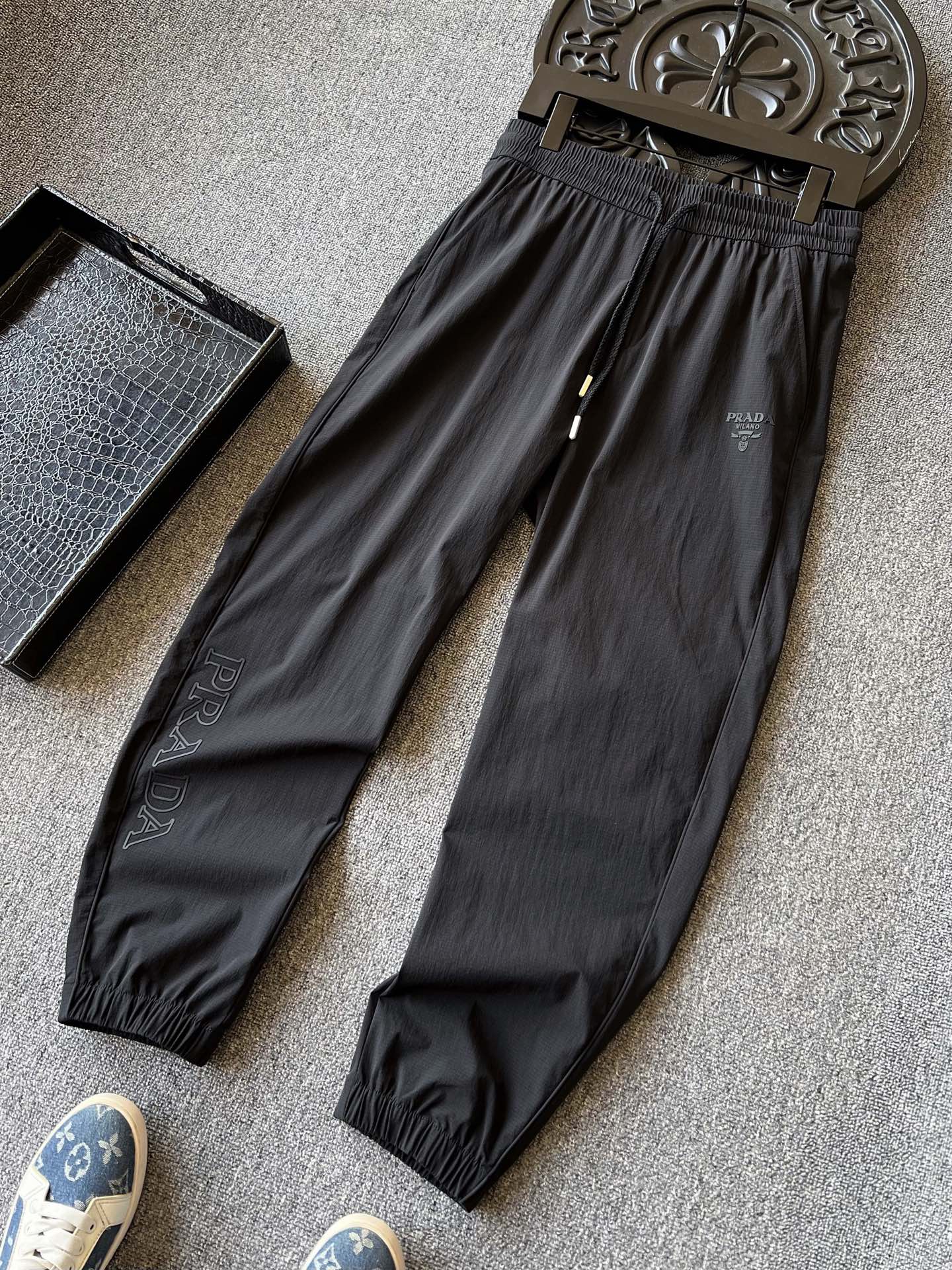 💰145 专柜顶级高奢!
💥人气爆款!Prada/普拉达专柜新品高奢束脚口松紧长裤!恒隆在售万元级,款号:2521
普拉达家今年定制高端户外锦棉面料,具有很好的户外防泼水功能纯锦纶和大氨纶混纺成分,上身弹力有型!户外运动健身具有很好的功能性,户外防磨损防剐蹭特效,最新专柜高端研发新面料!
细节细节再细节!Prada家商场新品松紧裤!裤前浮雕普拉达硅胶小标,裤腿处做了面料同色Prada激光浮雕标识!裤后口袋做了3D立体凹凸高频工艺,国内一线品牌大厂代工,全包边双包条精湛做工,出入专柜无可挑剔!
全球首发新品!国内外专柜热销爆款束脚裤!男女同款在售,户外开拓以及日常运动出行都能做到轻松驾驭!极户外功能性与都市轻奢为一体的最新设计理念!衣柜必入的一款高端稀缺好货!强烈推荐入手!
尺码:M-3XL(情侣款)