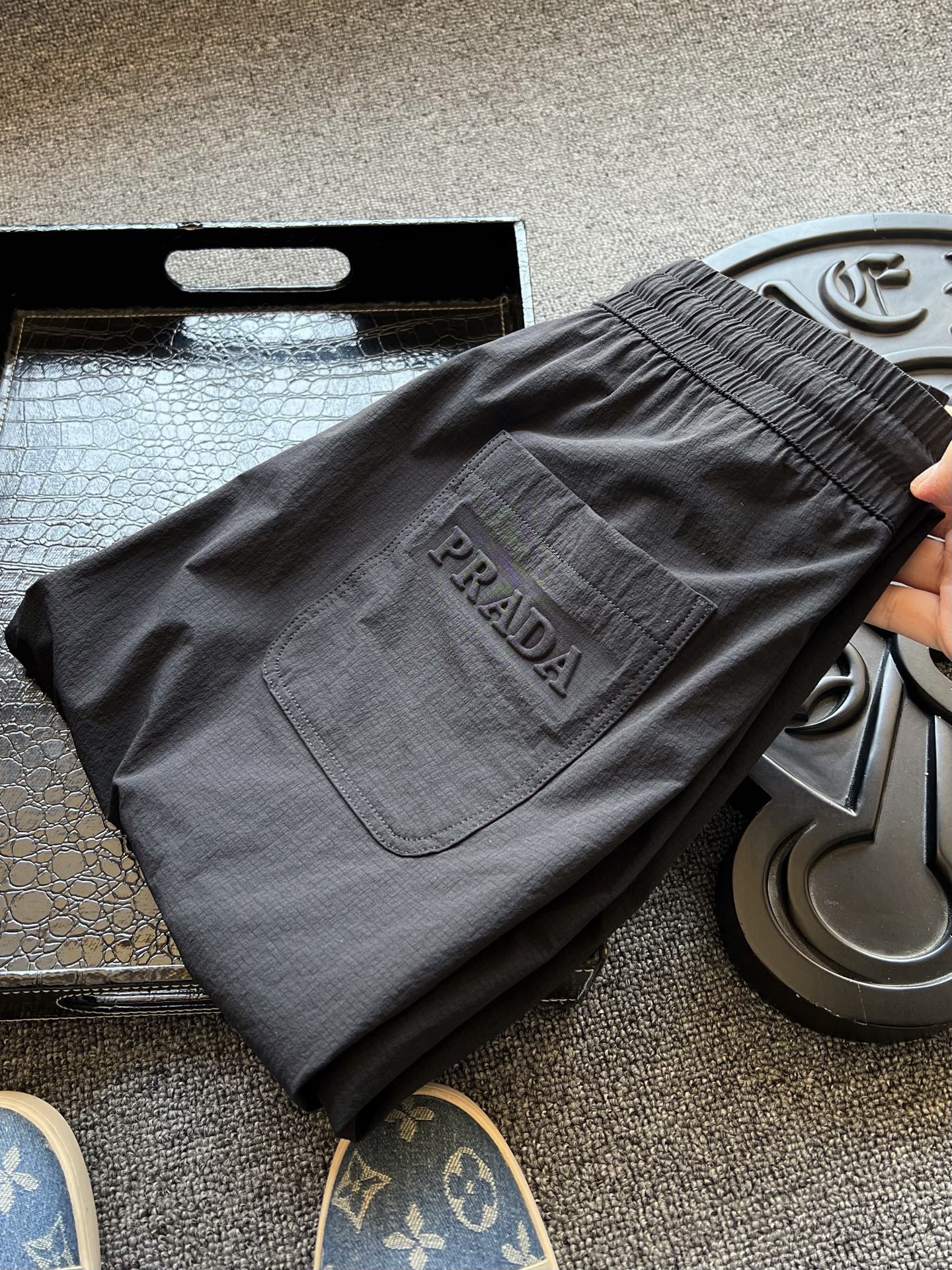 💰145 专柜顶级高奢!
💥人气爆款!Prada/普拉达专柜新品高奢束脚口松紧长裤!恒隆在售万元级,款号:2521
普拉达家今年定制高端户外锦棉面料,具有很好的户外防泼水功能纯锦纶和大氨纶混纺成分,上身弹力有型!户外运动健身具有很好的功能性,户外防磨损防剐蹭特效,最新专柜高端研发新面料!
细节细节再细节!Prada家商场新品松紧裤!裤前浮雕普拉达硅胶小标,裤腿处做了面料同色Prada激光浮雕标识!裤后口袋做了3D立体凹凸高频工艺,国内一线品牌大厂代工,全包边双包条精湛做工,出入专柜无可挑剔!
全球首发新品!国内外专柜热销爆款束脚裤!男女同款在售,户外开拓以及日常运动出行都能做到轻松驾驭!极户外功能性与都市轻奢为一体的最新设计理念!衣柜必入的一款高端稀缺好货!强烈推荐入手!
尺码:M-3XL(情侣款)