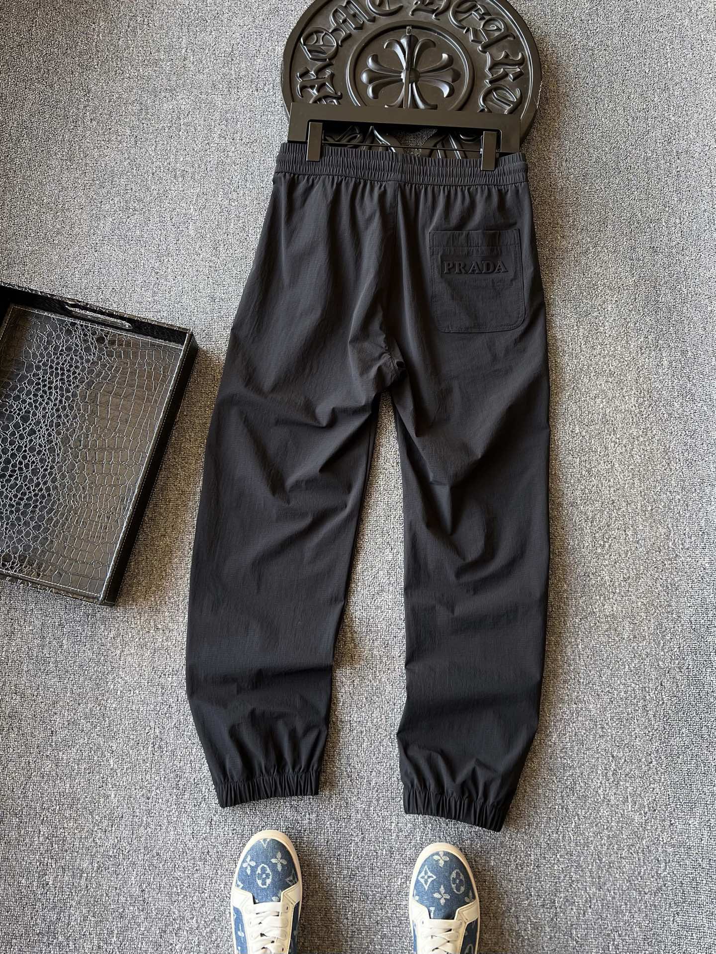 💰145 专柜顶级高奢!
💥人气爆款!Prada/普拉达专柜新品高奢束脚口松紧长裤!恒隆在售万元级,款号:2521
普拉达家今年定制高端户外锦棉面料,具有很好的户外防泼水功能纯锦纶和大氨纶混纺成分,上身弹力有型!户外运动健身具有很好的功能性,户外防磨损防剐蹭特效,最新专柜高端研发新面料!
细节细节再细节!Prada家商场新品松紧裤!裤前浮雕普拉达硅胶小标,裤腿处做了面料同色Prada激光浮雕标识!裤后口袋做了3D立体凹凸高频工艺,国内一线品牌大厂代工,全包边双包条精湛做工,出入专柜无可挑剔!
全球首发新品!国内外专柜热销爆款束脚裤!男女同款在售,户外开拓以及日常运动出行都能做到轻松驾驭!极户外功能性与都市轻奢为一体的最新设计理念!衣柜必入的一款高端稀缺好货!强烈推荐入手!
尺码:M-3XL(情侣款)