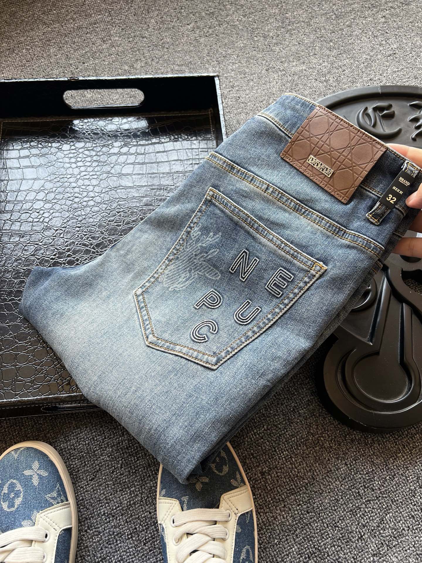 💰165 专柜顶级牛仔裤!
💥人气爆款!Dior/迪奥专柜新品重工水洗蓝牛仔裤!恒隆在售万元级,款号:9258
迪奥家今年最新意大利进口高端牛仔面料,富含JVC认证高端特级长绒棉成本,黄金最佳时期采摘高于常规15天生长周期,价格昂贵!经过纯天然碱性重工水洗工艺,视觉效果惊艳,可降解的环保原材料,上身更放心!
细节细节再细节!Dior家商场同款新品重工水洗蓝牛仔裤!多层次立体纱洗,高端视觉色调!腰口钢印压花棕色皮标配合浮雕金属Dior标识!口袋做了纯手工激光雕刻迪奥小蜘蛛标识!国内一线大厂代工,出口意大利高标准!
全球首发新品!国内外专柜热销爆款牛仔裤!自穿精致百搭,送人价值感高!无压力驾驭任何大型商务场合以及高端私人会所!强烈推荐入手!
尺码:30-38