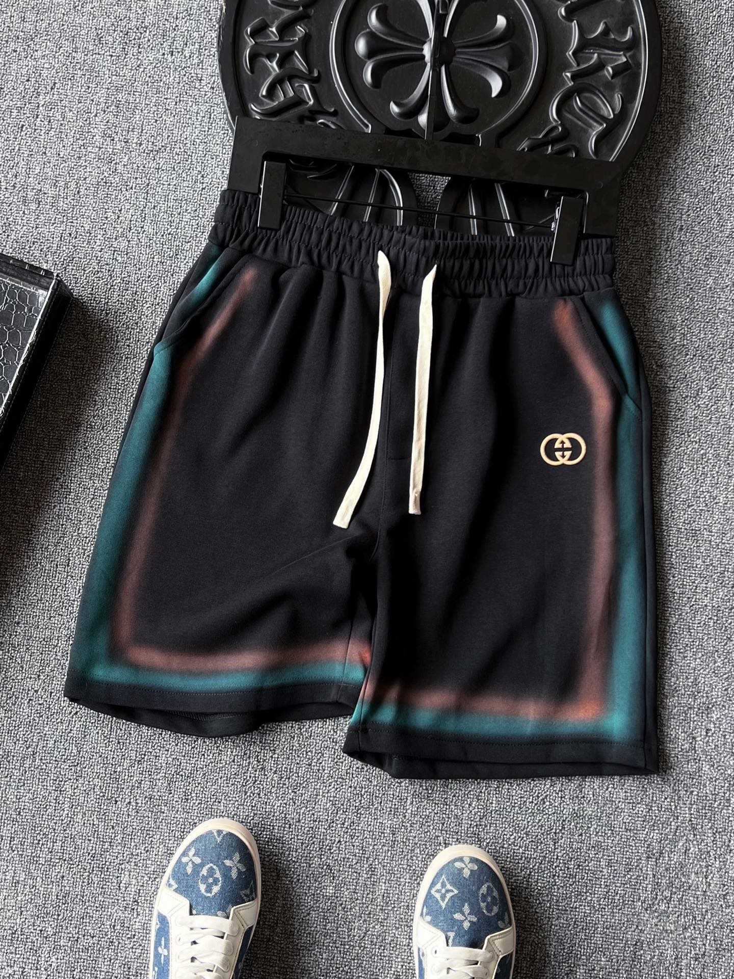 💰95 专柜顶级新品!
💥人气爆款!Gucci/古驰双G专柜新品彩虹条扎染长绒棉短裤!恒隆在售万元级,款号:9999
古驰家今年最新新疆长绒棉面料!整条摸起来柔软细腻,高克重充分保证上身贴身舒适性以及垂感度!拼接边缘处全部做了涂鸦线条定位扎染工艺,特别好看!
细节细节再细节!Gucci家专柜新品长绒棉短裤!艺术品级顶尖设计图纸,双色涂鸦线条扎染工艺配合黑色大身组合特别好看!裤前3D立体浮雕双G进口软硅胶小标!表层浮雕GG纳米激光雕刻,十分精致!内里全包边精湛做工,简约精致神裤!
全球首发新品!国内外专柜热销爆款情侣款五分裤!男女同款在售,情侣上身特别好看!日常出行健身运动以及休闲娱乐场合都能做到精致百搭!强烈推荐入手!
尺码:M-3XL(情侣款)