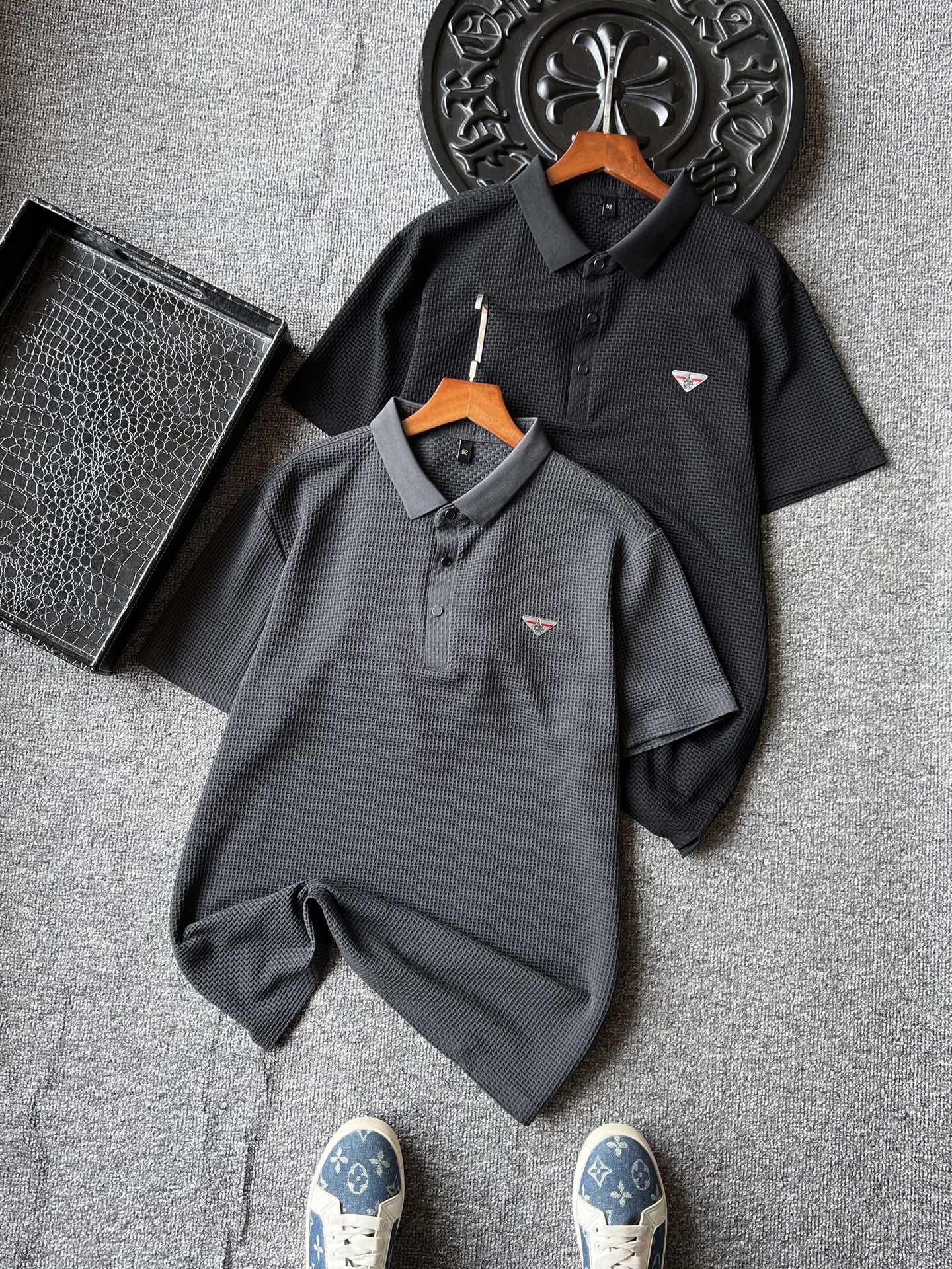 💰115 专柜顶级无痕!
💥人气爆款!Prada/普拉达小仆人公文包系无痕锦氨短袖Polo衫!恒隆在售万元级,款号:2385
普拉达家今年最新研发冰氧液氨锦氨棉面料!表层做了3D高频鱼骨纹肌理,最新高奢元素,这种纹理有极强的肌肤SPA保养功效,贴身特别舒服,面料界天花板万元专柜标准!
细节细节再细节!Prada家专柜新品无痕短袖Polo衫!全身鱼骨整匹3D高频工艺,胸前采用进口TPU金属拉丝倒三角内里镶嵌小仆人公文包标识,灰红组合底色,精致感满满!同色高密针织毛纱领口,门襟双袖和下次全部做了进口无缝压胶锁边工艺,精湛奢华!
全球首发新品!国内外专柜热销爆款短袖Polo!不管是自穿还是馈赠都是王者级之选!无压力驾驭任何大型商务场合以及高端私人会所!强烈推荐入手!
尺码:M-3XL(情侣款)