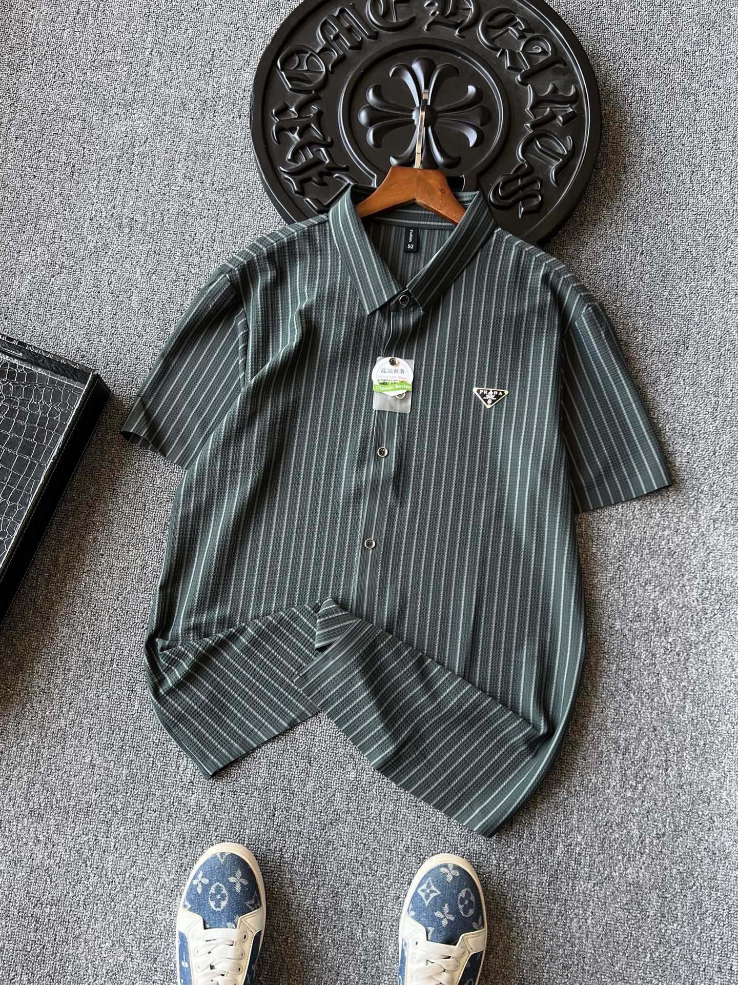 💰115 顶级商场新品!
💥人气爆款!Prada/普拉达专柜新品冰氧无痕短袖衬衫!恒隆在售万元级,款号:6504
Prada家今年最新一体色织冰氧液氨锦棉面料!表层做了3D立体荔枝纹肌理工艺,摸起来特别舒服,贴身犹如SPA般爽肤,内里添加竹纤维成分做到内外层有氧呼吸,达到降温爽肤效果!
细节细节再细节!Prada家商场新品竹纤维短袖无缝衬衫!竖条纹显瘦显气质设计,胸前进口TPU激光雕刻Prada小仆人公文包标识!从领口门襟到双袖下摆全部做了进口胶条无缝工艺,做到永久不变形的高奢质感!
全球首发新品!国内外专柜热销爆款短袖衬衫!自穿享受品质,送人价值高极高!无压力驾驭任何大型商务场合以及高端私人会所!强烈推荐入手!
尺码:M-3XL(情侣款)