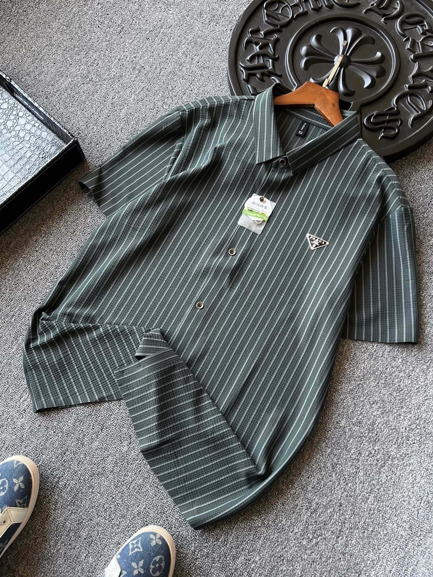 💰115 顶级商场新品!
💥人气爆款!Prada/普拉达专柜新品冰氧无痕短袖衬衫!恒隆在售万元级,款号:6504
Prada家今年最新一体色织冰氧液氨锦棉面料!表层做了3D立体荔枝纹肌理工艺,摸起来特别舒服,贴身犹如SPA般爽肤,内里添加竹纤维成分做到内外层有氧呼吸,达到降温爽肤效果!
细节细节再细节!Prada家商场新品竹纤维短袖无缝衬衫!竖条纹显瘦显气质设计,胸前进口TPU激光雕刻Prada小仆人公文包标识!从领口门襟到双袖下摆全部做了进口胶条无缝工艺,做到永久不变形的高奢质感!
全球首发新品!国内外专柜热销爆款短袖衬衫!自穿享受品质,送人价值高极高!无压力驾驭任何大型商务场合以及高端私人会所!强烈推荐入手!
尺码:M-3XL(情侣款)