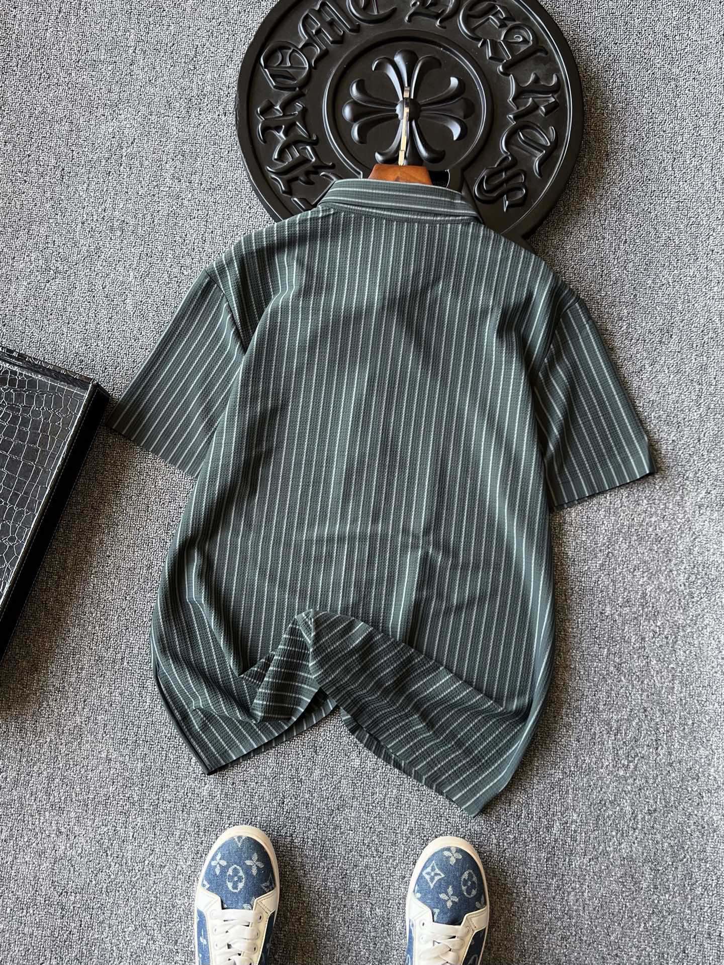 💰115 顶级商场新品!
💥人气爆款!Prada/普拉达专柜新品冰氧无痕短袖衬衫!恒隆在售万元级,款号:6504
Prada家今年最新一体色织冰氧液氨锦棉面料!表层做了3D立体荔枝纹肌理工艺,摸起来特别舒服,贴身犹如SPA般爽肤,内里添加竹纤维成分做到内外层有氧呼吸,达到降温爽肤效果!
细节细节再细节!Prada家商场新品竹纤维短袖无缝衬衫!竖条纹显瘦显气质设计,胸前进口TPU激光雕刻Prada小仆人公文包标识!从领口门襟到双袖下摆全部做了进口胶条无缝工艺,做到永久不变形的高奢质感!
全球首发新品!国内外专柜热销爆款短袖衬衫!自穿享受品质,送人价值高极高!无压力驾驭任何大型商务场合以及高端私人会所!强烈推荐入手!
尺码:M-3XL(情侣款)