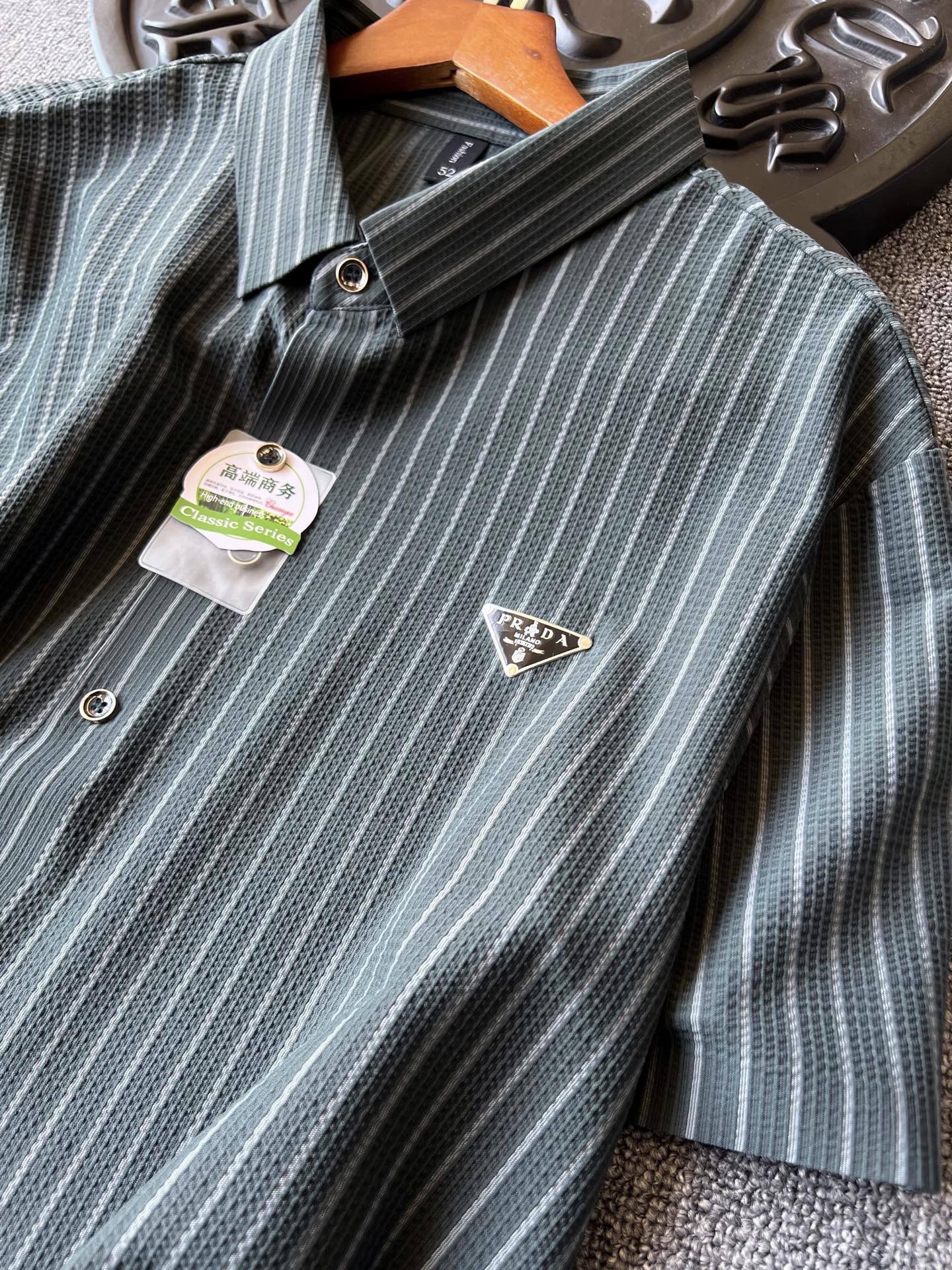 💰115 顶级商场新品!
💥人气爆款!Prada/普拉达专柜新品冰氧无痕短袖衬衫!恒隆在售万元级,款号:6504
Prada家今年最新一体色织冰氧液氨锦棉面料!表层做了3D立体荔枝纹肌理工艺,摸起来特别舒服,贴身犹如SPA般爽肤,内里添加竹纤维成分做到内外层有氧呼吸,达到降温爽肤效果!
细节细节再细节!Prada家商场新品竹纤维短袖无缝衬衫!竖条纹显瘦显气质设计,胸前进口TPU激光雕刻Prada小仆人公文包标识!从领口门襟到双袖下摆全部做了进口胶条无缝工艺,做到永久不变形的高奢质感!
全球首发新品!国内外专柜热销爆款短袖衬衫!自穿享受品质,送人价值高极高!无压力驾驭任何大型商务场合以及高端私人会所!强烈推荐入手!
尺码:M-3XL(情侣款)