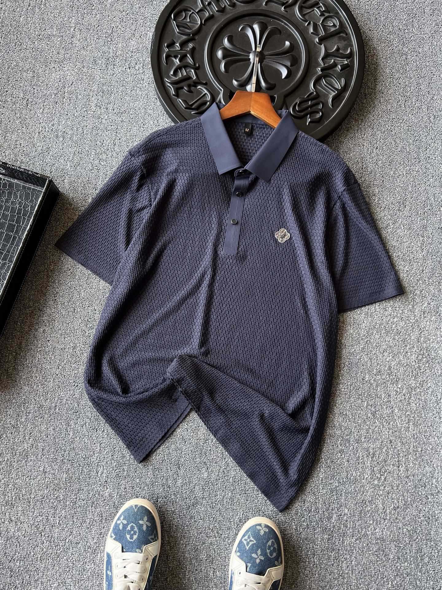 💰115 专柜顶级无痕!
💥人气爆款!Fendi/芬迪联名Prada/普拉达玉兔合作款无痕锦氨短袖Polo衫!恒隆在售万元级,款号:3389
芬迪&普拉达今年最新研发冰氧液氨锦氨棉面料!表层做了3D立体矩阵纹理,这种纹理有极强的肌肤SPA爽肤触感,贴身特别舒服,降温降噪高端面料!
细节细节再细节!Prada&Fendi合作款新品无痕短袖Polo衫!面料3D高频凹凸工艺,极具质感!胸前采用进口TPU金属拉丝,内里双F为基底,镶嵌玉兔Prada倒三角标,同色高密针织毛纱领口,门襟双袖和下次全部做了进口无缝压胶锁边工艺,精湛奢华!
全球首发新品!国内外专柜热销爆款短袖Polo!不管是自穿还是馈赠都是王者级之选!无压力驾驭任何大型商务场合以及高端私人会所!强烈推荐入手!
尺码:M-3XL(情侣款)