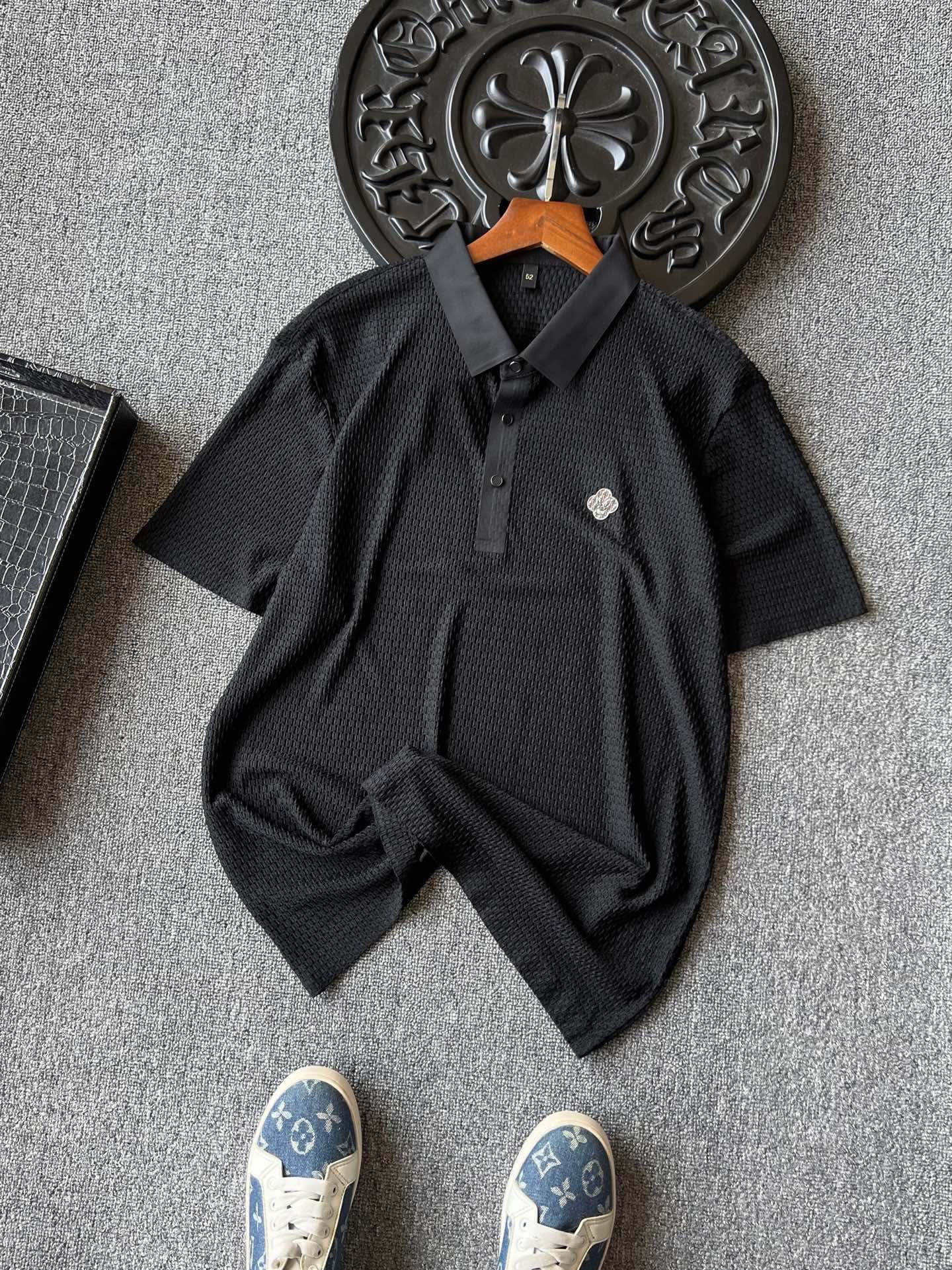 💰115 专柜顶级无痕!
💥人气爆款!Fendi/芬迪联名Prada/普拉达玉兔合作款无痕锦氨短袖Polo衫!恒隆在售万元级,款号:3389
芬迪&普拉达今年最新研发冰氧液氨锦氨棉面料!表层做了3D立体矩阵纹理,这种纹理有极强的肌肤SPA爽肤触感,贴身特别舒服,降温降噪高端面料!
细节细节再细节!Prada&Fendi合作款新品无痕短袖Polo衫!面料3D高频凹凸工艺,极具质感!胸前采用进口TPU金属拉丝,内里双F为基底,镶嵌玉兔Prada倒三角标,同色高密针织毛纱领口,门襟双袖和下次全部做了进口无缝压胶锁边工艺,精湛奢华!
全球首发新品!国内外专柜热销爆款短袖Polo!不管是自穿还是馈赠都是王者级之选!无压力驾驭任何大型商务场合以及高端私人会所!强烈推荐入手!
尺码:M-3XL(情侣款)