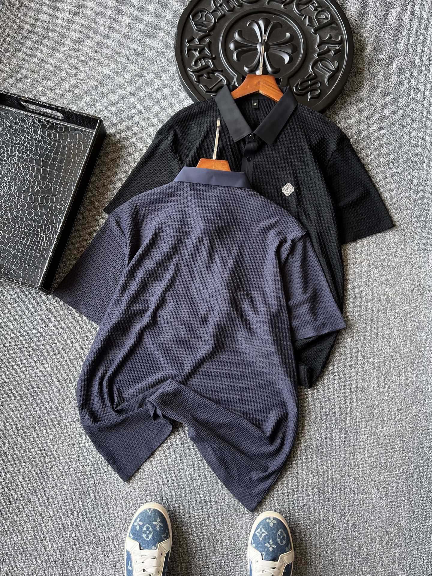 💰115 专柜顶级无痕!
💥人气爆款!Fendi/芬迪联名Prada/普拉达玉兔合作款无痕锦氨短袖Polo衫!恒隆在售万元级,款号:3389
芬迪&普拉达今年最新研发冰氧液氨锦氨棉面料!表层做了3D立体矩阵纹理,这种纹理有极强的肌肤SPA爽肤触感,贴身特别舒服,降温降噪高端面料!
细节细节再细节!Prada&Fendi合作款新品无痕短袖Polo衫!面料3D高频凹凸工艺,极具质感!胸前采用进口TPU金属拉丝,内里双F为基底,镶嵌玉兔Prada倒三角标,同色高密针织毛纱领口,门襟双袖和下次全部做了进口无缝压胶锁边工艺,精湛奢华!
全球首发新品!国内外专柜热销爆款短袖Polo!不管是自穿还是馈赠都是王者级之选!无压力驾驭任何大型商务场合以及高端私人会所!强烈推荐入手!
尺码:M-3XL(情侣款)