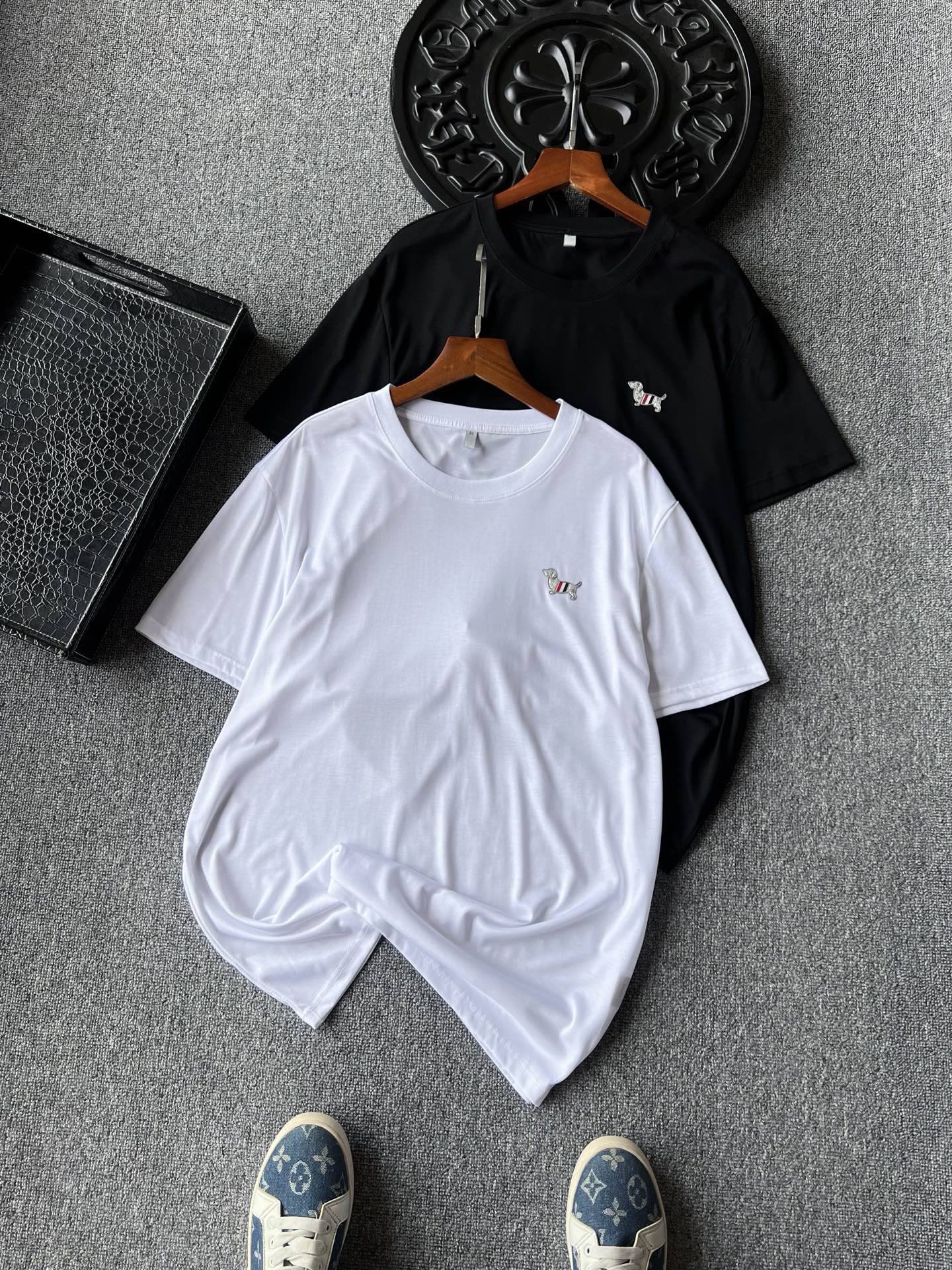 💰85 顶级80支桑蚕丝!
💥人气爆款!Thom Browne/汤姆布朗TB小狗桑蚕丝圆领T恤!恒隆在售千元级,款号:5580
TB家今年最新高端80支桑蚕丝面料!高端奢华面料,拿到手第一感觉就是面料十分特殊,高密高支纺织工艺,特别细腻,对纱厂和纺织机器都有严格要求!专柜高奢顶级质感!
细节细节再细节!TB家今年新品腊肠犬小标桑蚕丝T恤!胸前TB小狗标识,内里3D立体进口填充设计,兰白红三色标志性TB元素织带镶嵌!轮廓金属丝银色包边,细品有立体纹理,十分精致!采用双本针领口加固做工,同缸纯棉领压条包边处理,接触肌肤更加友好,精湛细节做工相当到位!
全球首发新品!汤姆布朗最新爆款T恤!男女同款在售,不管是自穿还是馈赠都是王者级之选!无压力驾驭任何大型商务场合以及高端私人会所!强烈推荐入手!
尺码:M-4XL(情侣款)