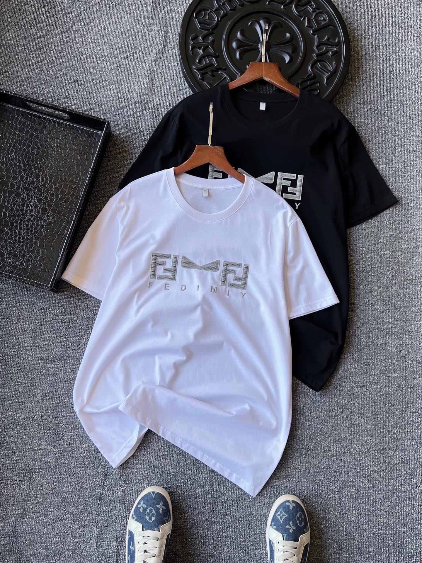 💰95 顶级冰氧桑蚕丝！
💥人气爆款！Fendi/芬迪顶级奢华双F小怪兽桑蚕丝短袖T恤！恒隆在售万元级，款号：0005 

芬迪家顶级桑蚕丝面料！短袖面料界天花板级别，触感细腻柔软，贴身极致爽肤！专柜大牌轻奢短袖御用面料，集亲肤与降温一体特殊属性！

细节细节再细节！芬迪家今年顶级桑蚕丝短袖T恤！胸前采3D立体双F小怪兽硅胶横置高奢银标，表层带浮雕工艺，精致感满满！双本针加固罗纹领口，以及全身高精度做工，精湛奢华！

全球首发新品！国内外专柜热销爆款单品短袖T！男女都可以穿，自带奢华气场！无压力驾驭任何大型商务场合以及高端私人会所！强烈推荐入手！
尺码：M-4XL（情侣款）