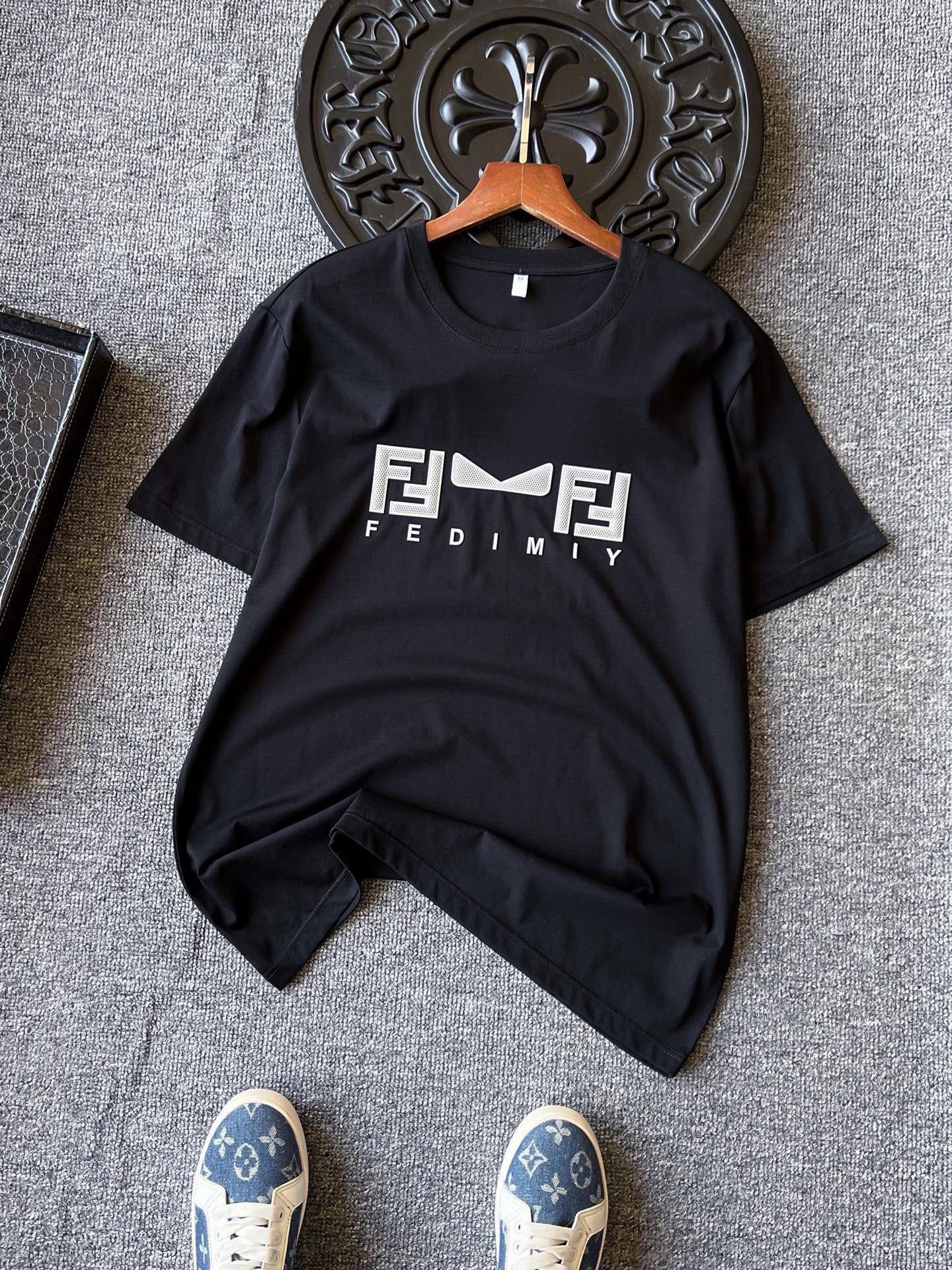 💰95 顶级冰氧桑蚕丝！
💥人气爆款！Fendi/芬迪顶级奢华双F小怪兽桑蚕丝短袖T恤！恒隆在售万元级，款号：0005 

芬迪家顶级桑蚕丝面料！短袖面料界天花板级别，触感细腻柔软，贴身极致爽肤！专柜大牌轻奢短袖御用面料，集亲肤与降温一体特殊属性！

细节细节再细节！芬迪家今年顶级桑蚕丝短袖T恤！胸前采3D立体双F小怪兽硅胶横置高奢银标，表层带浮雕工艺，精致感满满！双本针加固罗纹领口，以及全身高精度做工，精湛奢华！

全球首发新品！国内外专柜热销爆款单品短袖T！男女都可以穿，自带奢华气场！无压力驾驭任何大型商务场合以及高端私人会所！强烈推荐入手！
尺码：M-4XL（情侣款）