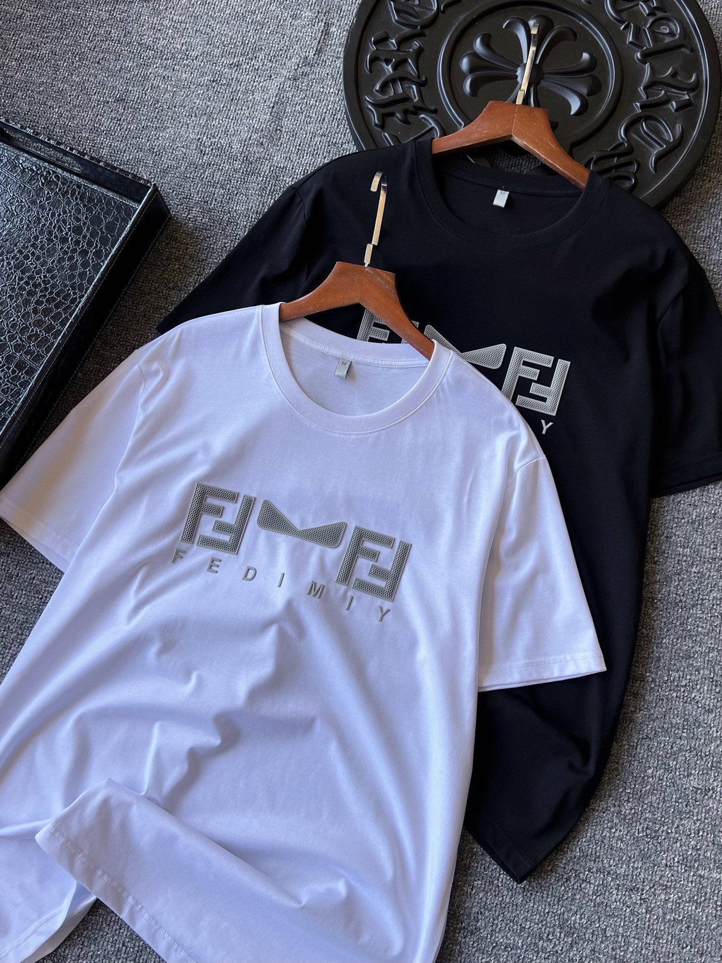 💰95 顶级冰氧桑蚕丝！
💥人气爆款！Fendi/芬迪顶级奢华双F小怪兽桑蚕丝短袖T恤！恒隆在售万元级，款号：0005 

芬迪家顶级桑蚕丝面料！短袖面料界天花板级别，触感细腻柔软，贴身极致爽肤！专柜大牌轻奢短袖御用面料，集亲肤与降温一体特殊属性！

细节细节再细节！芬迪家今年顶级桑蚕丝短袖T恤！胸前采3D立体双F小怪兽硅胶横置高奢银标，表层带浮雕工艺，精致感满满！双本针加固罗纹领口，以及全身高精度做工，精湛奢华！

全球首发新品！国内外专柜热销爆款单品短袖T！男女都可以穿，自带奢华气场！无压力驾驭任何大型商务场合以及高端私人会所！强烈推荐入手！
尺码：M-4XL（情侣款）