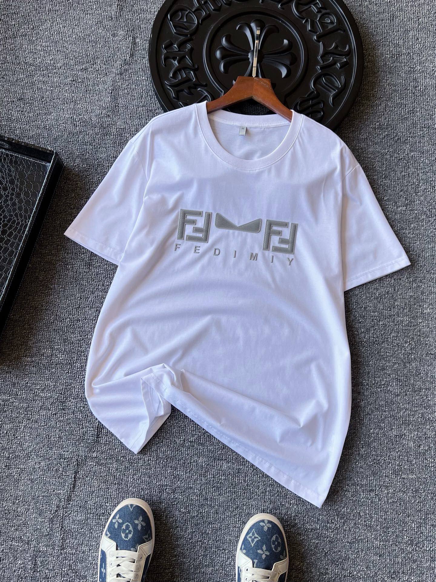 💰95 顶级冰氧桑蚕丝！
💥人气爆款！Fendi/芬迪顶级奢华双F小怪兽桑蚕丝短袖T恤！恒隆在售万元级，款号：0005 

芬迪家顶级桑蚕丝面料！短袖面料界天花板级别，触感细腻柔软，贴身极致爽肤！专柜大牌轻奢短袖御用面料，集亲肤与降温一体特殊属性！

细节细节再细节！芬迪家今年顶级桑蚕丝短袖T恤！胸前采3D立体双F小怪兽硅胶横置高奢银标，表层带浮雕工艺，精致感满满！双本针加固罗纹领口，以及全身高精度做工，精湛奢华！

全球首发新品！国内外专柜热销爆款单品短袖T！男女都可以穿，自带奢华气场！无压力驾驭任何大型商务场合以及高端私人会所！强烈推荐入手！
尺码：M-4XL（情侣款）