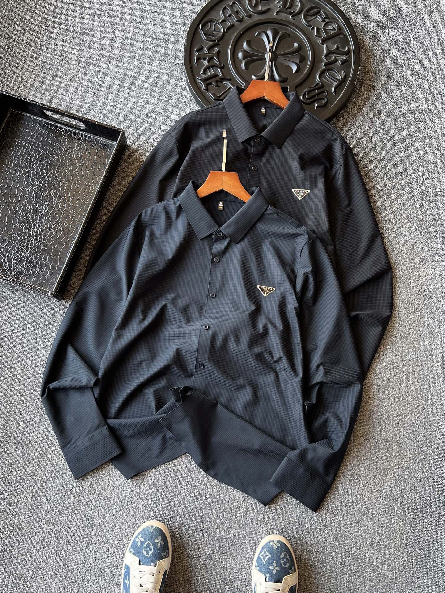 💰140 顶级高奢衬衫!
💥人气爆款!Prada/普拉达专柜新品小仆人公文包系列无痕长袖衬衫!恒隆在售万元级,款号:2080
普拉达家今年最新优选液氨锦棉面料!拿到手摸起来特别细腻,触感顺滑亲肤,具有很好的肌肤反馈感,表层带有暗纹肌理,视觉效果彰显精致高级感!贴身肌肤如SPA般滋养舒服!
细节细节再细节!Prada家商场新品无缝锦棉长袖衬衫!主打都市商务轻奢风格!胸前采用进口TPU材质做了浮雕Prada小仆人公文包倒三角标识!从领口门襟到双袖下摆全部做了无缝锁边热封压胶处理!一线大厂出品,天花板级做工!
全球首发新品!国内外专柜热销爆款长袖衬衫!高级蓝灰/黑灰双色,自穿精致生活,送人价值感高!无压力驾驭任何大型商务场合以及高端私人会所!强烈推荐入手!
尺码:M-3XL