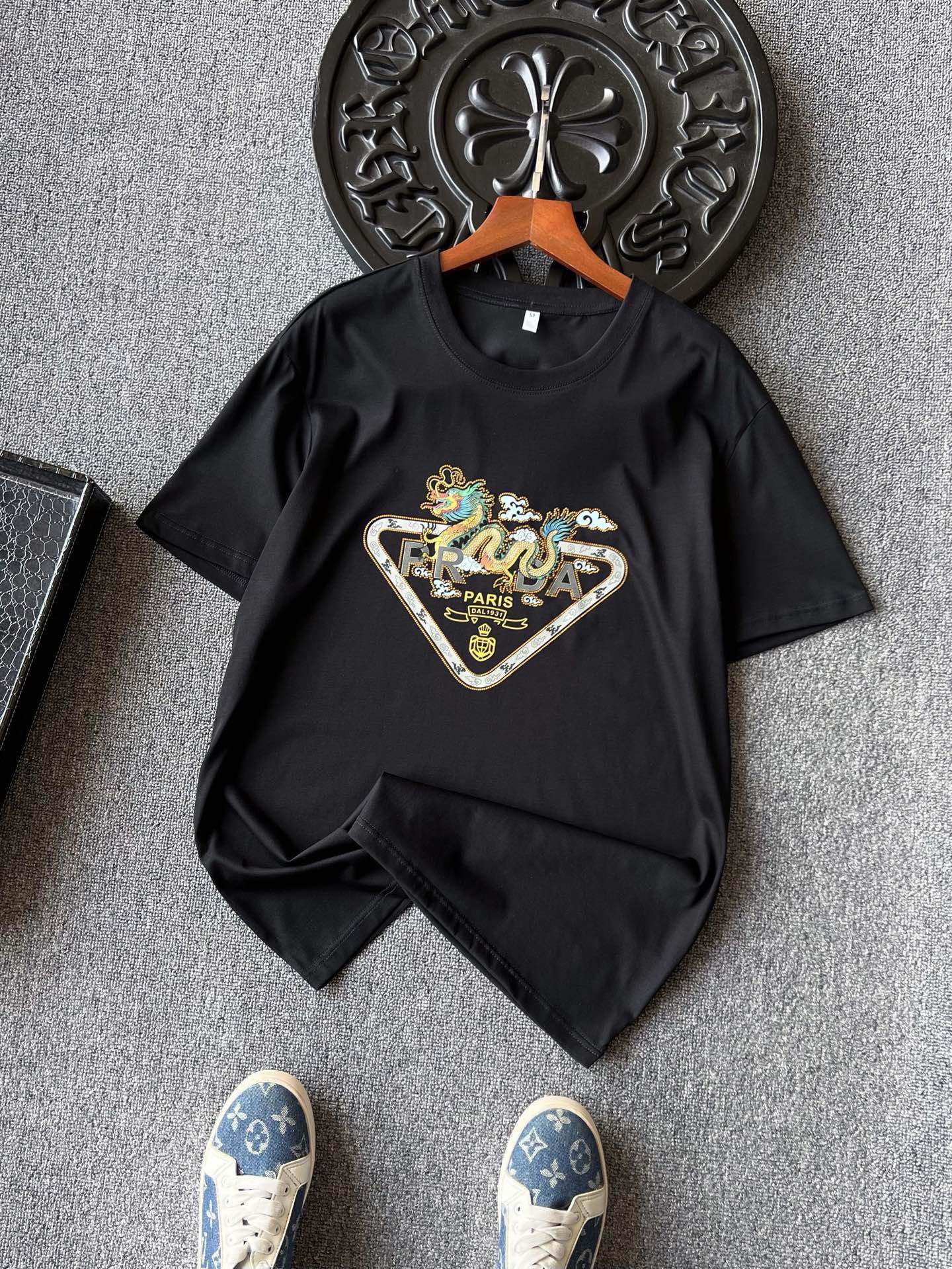 💰95 顶级80支玉蚕丝!
💥人气爆款!Prada/普拉达专柜新品玉蚕丝圆领短袖T恤!恒隆在售千元级,款号:5573
普拉达家今年最新高端80支玉蚕丝面料!高端奢华面料,拿到手第一感觉就是面料十分特殊,高密高支纺织工艺,特别细腻,对纱厂和纺织机器都有严格要求!专柜高奢顶级质感!
细节细节再细节!普拉达专柜新品玉蚕丝T恤!胸前倒三角Prada彩标轮廓镶嵌澳钻环绕,腾云祥龙十分精致!巴黎限定标识!双本针领口加固做工,同缸纯棉领压条包边处理,接触肌肤更加友好,精湛细节做工相当到位!
全球首发新品!国内外专柜热销爆款新品半袖!男女同款在售,不管是自穿还是馈赠都是王者级之选!无压力驾驭任何大型商务场合以及高端私人会所!强烈推荐入手!
尺码:M-4XL(情侣款)