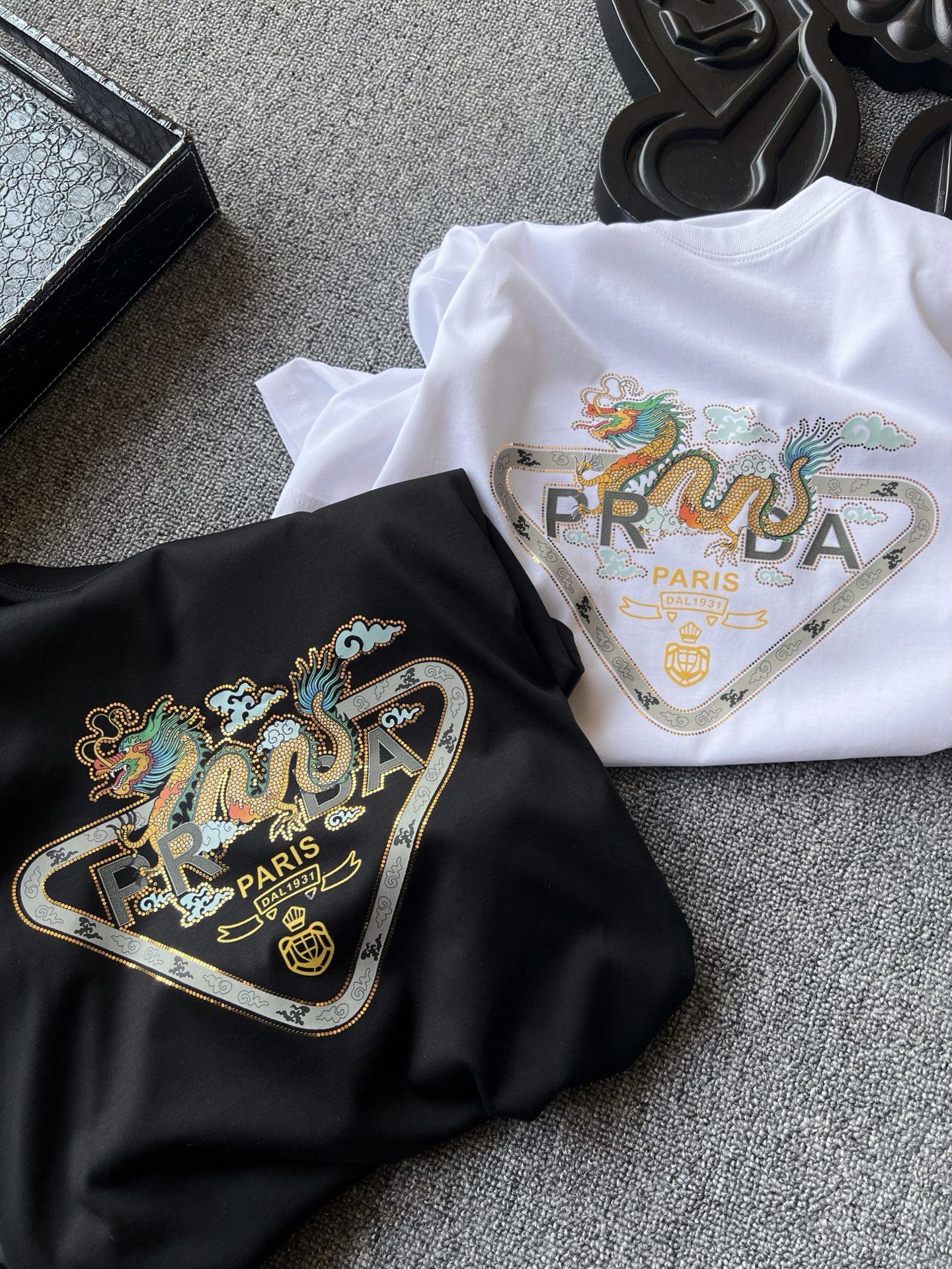 💰95 顶级80支玉蚕丝!
💥人气爆款!Prada/普拉达专柜新品玉蚕丝圆领短袖T恤!恒隆在售千元级,款号:5573
普拉达家今年最新高端80支玉蚕丝面料!高端奢华面料,拿到手第一感觉就是面料十分特殊,高密高支纺织工艺,特别细腻,对纱厂和纺织机器都有严格要求!专柜高奢顶级质感!
细节细节再细节!普拉达专柜新品玉蚕丝T恤!胸前倒三角Prada彩标轮廓镶嵌澳钻环绕,腾云祥龙十分精致!巴黎限定标识!双本针领口加固做工,同缸纯棉领压条包边处理,接触肌肤更加友好,精湛细节做工相当到位!
全球首发新品!国内外专柜热销爆款新品半袖!男女同款在售,不管是自穿还是馈赠都是王者级之选!无压力驾驭任何大型商务场合以及高端私人会所!强烈推荐入手!
尺码:M-4XL(情侣款)