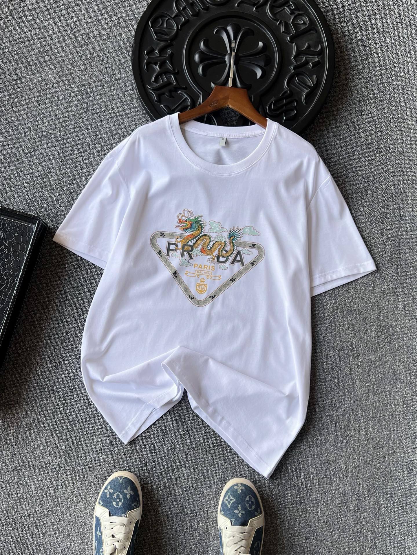 💰95 顶级80支玉蚕丝!
💥人气爆款!Prada/普拉达专柜新品玉蚕丝圆领短袖T恤!恒隆在售千元级,款号:5573
普拉达家今年最新高端80支玉蚕丝面料!高端奢华面料,拿到手第一感觉就是面料十分特殊,高密高支纺织工艺,特别细腻,对纱厂和纺织机器都有严格要求!专柜高奢顶级质感!
细节细节再细节!普拉达专柜新品玉蚕丝T恤!胸前倒三角Prada彩标轮廓镶嵌澳钻环绕,腾云祥龙十分精致!巴黎限定标识!双本针领口加固做工,同缸纯棉领压条包边处理,接触肌肤更加友好,精湛细节做工相当到位!
全球首发新品!国内外专柜热销爆款新品半袖!男女同款在售,不管是自穿还是馈赠都是王者级之选!无压力驾驭任何大型商务场合以及高端私人会所!强烈推荐入手!
尺码:M-4XL(情侣款)