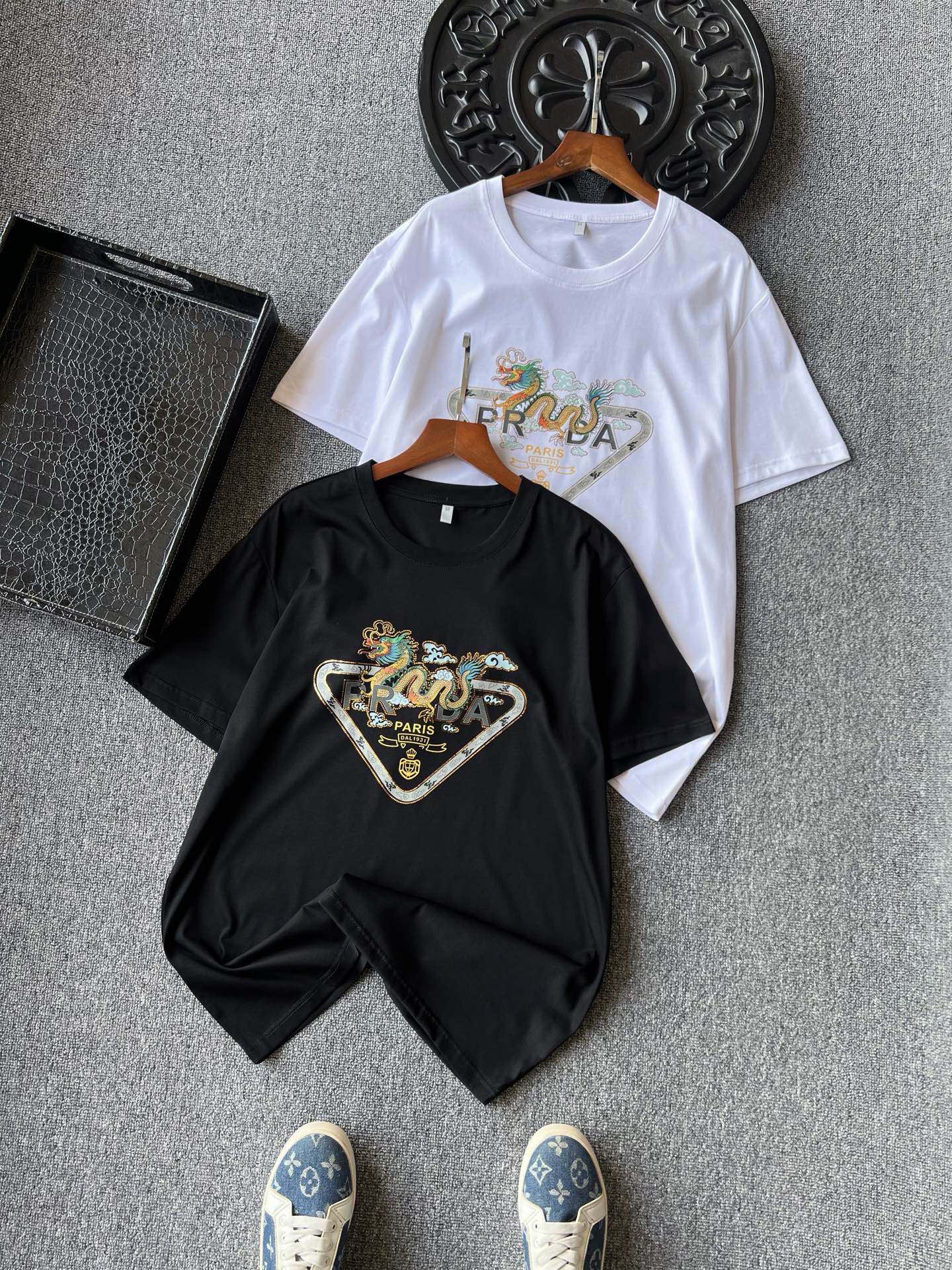 💰95 顶级80支玉蚕丝!
💥人气爆款!Prada/普拉达专柜新品玉蚕丝圆领短袖T恤!恒隆在售千元级,款号:5573
普拉达家今年最新高端80支玉蚕丝面料!高端奢华面料,拿到手第一感觉就是面料十分特殊,高密高支纺织工艺,特别细腻,对纱厂和纺织机器都有严格要求!专柜高奢顶级质感!
细节细节再细节!普拉达专柜新品玉蚕丝T恤!胸前倒三角Prada彩标轮廓镶嵌澳钻环绕,腾云祥龙十分精致!巴黎限定标识!双本针领口加固做工,同缸纯棉领压条包边处理,接触肌肤更加友好,精湛细节做工相当到位!
全球首发新品!国内外专柜热销爆款新品半袖!男女同款在售,不管是自穿还是馈赠都是王者级之选!无压力驾驭任何大型商务场合以及高端私人会所!强烈推荐入手!
尺码:M-4XL(情侣款)