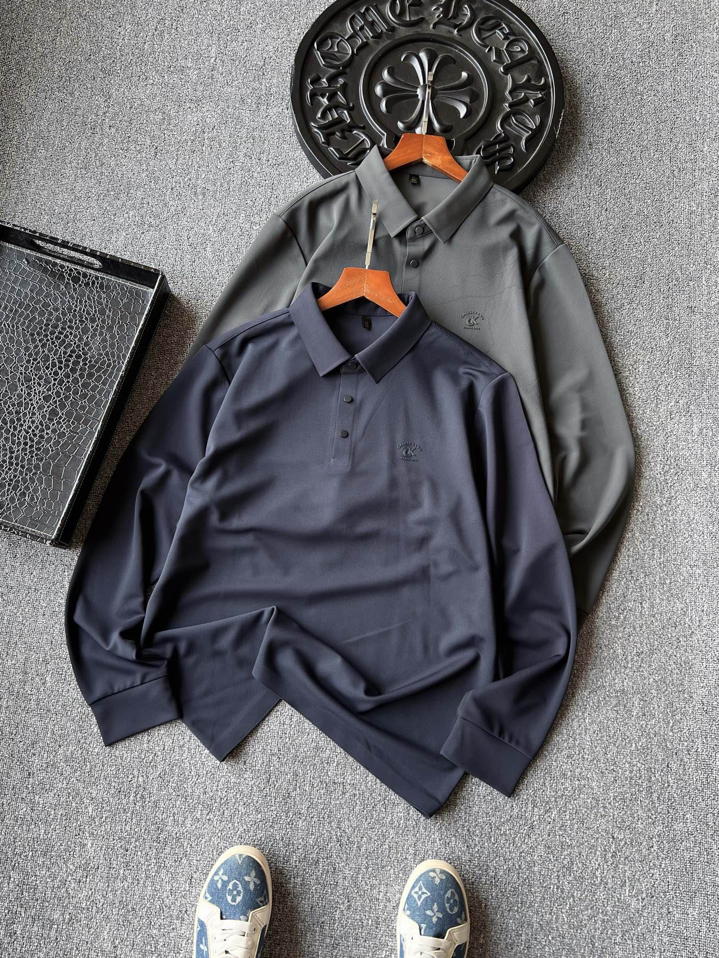 💰115 秋冬长袖Polo！
💥人气爆款！Calvin Klein/卡尔文·克雷恩专柜新品CK长袖无缝Polo衫！恒隆在售千元级，款号：2182 

CK家今年最新定制提花面料，摸起来柔软细腻，大氨纶弹力成分，充分保证上身弹力舒适性！表层带有立体肌理纹路，细节感很好！

细节细节再细节！CK家商场新品双色无缝长袖Polo衫！胸前做了浮雕软硅胶CK标识，同色配套，十分精致！正面做了大理石暗纹细节点缀，增强质感！从领口门襟到双袖下摆全部做了无缝锁边工艺，精湛做工！

全球首发新品！国内外专柜热销爆款双色长袖Polo衫！藏青/灰绿百搭双色！无压力驾驭任何大型商务场合以及高端私人会所！强烈推荐入手！
尺码：M-3XL