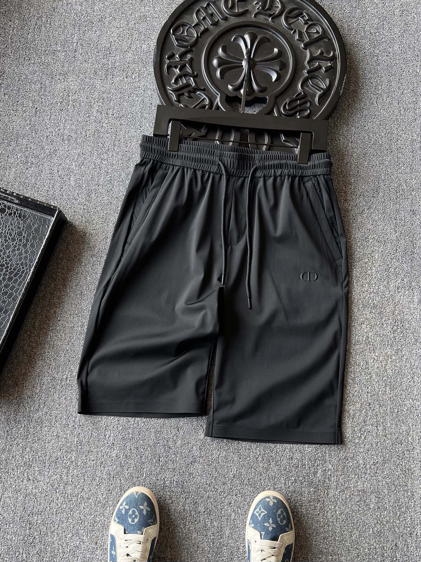 💰95 顶级无痕锦氨!
💥人气爆款!Dior/迪奥专柜新品CD款顶级奢华无痕锦氨短裤!恒隆在售万元级,款号:6958
迪奥家顶级锦氨奢华面料!拿到手第一感觉是质感相当好,非常细腻,上身冰冰凉凉自带体感降温黑科技功效!专柜原版用料,价格十分昂贵,可遇不可求的稀缺面料!
细节细节再细节!裤前胸前采用进口软硅胶为基材浮雕立体CD小标,凸起面视觉饱满,轮廓边缘点阵颗粒细节,极为精致!双侧以及裤后带暗门襟拉链口袋设计,保证随身携带手机不丢失!裤腿边做了全无痕工艺,极为精湛奢华!内里全包边包条做工,相当精湛!
全球首发新品!国内外专柜热销无痕短裤!不管是自穿还是馈赠都是王者级之选!无压力驾驭任何大型商务场合以及高端私人会所!强烈推荐入手,错过不再有如此顶级专柜短裤!
尺码:M-3XL(情侣款)