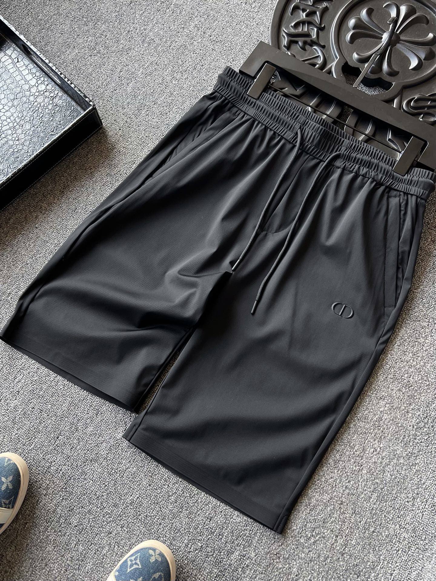 💰95 顶级无痕锦氨!
💥人气爆款!Dior/迪奥专柜新品CD款顶级奢华无痕锦氨短裤!恒隆在售万元级,款号:6958
迪奥家顶级锦氨奢华面料!拿到手第一感觉是质感相当好,非常细腻,上身冰冰凉凉自带体感降温黑科技功效!专柜原版用料,价格十分昂贵,可遇不可求的稀缺面料!
细节细节再细节!裤前胸前采用进口软硅胶为基材浮雕立体CD小标,凸起面视觉饱满,轮廓边缘点阵颗粒细节,极为精致!双侧以及裤后带暗门襟拉链口袋设计,保证随身携带手机不丢失!裤腿边做了全无痕工艺,极为精湛奢华!内里全包边包条做工,相当精湛!
全球首发新品!国内外专柜热销无痕短裤!不管是自穿还是馈赠都是王者级之选!无压力驾驭任何大型商务场合以及高端私人会所!强烈推荐入手,错过不再有如此顶级专柜短裤!
尺码:M-3XL(情侣款)