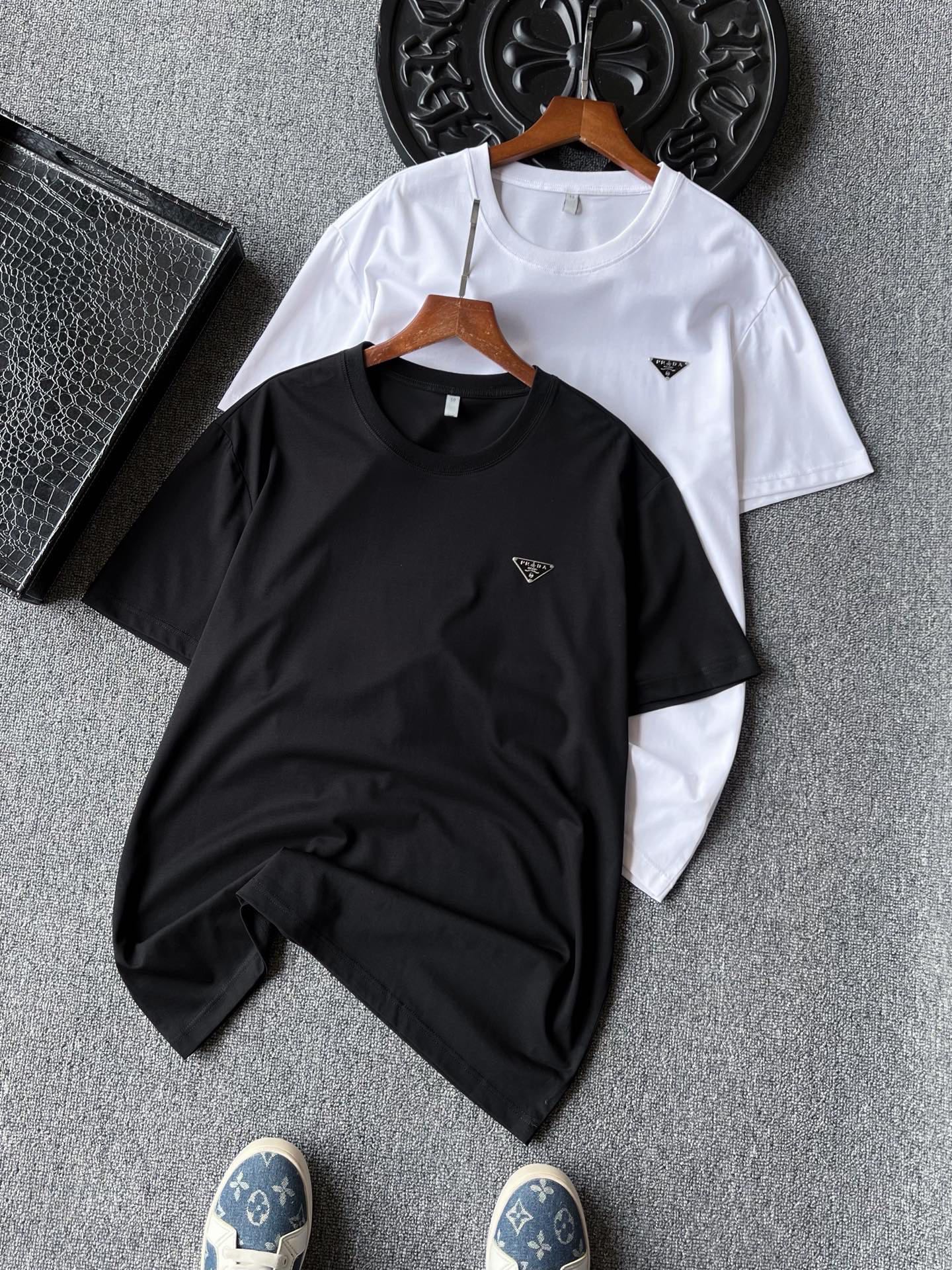 💰85 顶级80支桑蚕丝!
💥人气爆款!Prada/普拉达小仆人公文包系专柜新品桑蚕丝圆领T恤!恒隆在售千元级,款号:5511
普拉达家今年最新高端80支桑蚕丝面料!高端奢华面料,拿到手第一感觉就是面料十分特殊,高密高支纺织工艺,特别细腻,对纱厂和纺织机器都有严格要求!专柜高奢顶级质感!
细节细节再细节!Prada家今年新品小仆人系桑蚕丝T恤!胸前进口TPU激光雕刻Prada小仆人公文包logo!双本针领口加固做工,同缸纯棉领压条包边处理,接触肌肤更加友好,精湛细节做工相当到位!
全球首发新品!国内外专柜热销爆款T恤!男女同款在售,不管是自穿还是馈赠都是王者级之选!无压力驾驭任何大型商务场合以及高端私人会所!强烈推荐入手!
尺码:M-4XL(情侣款)