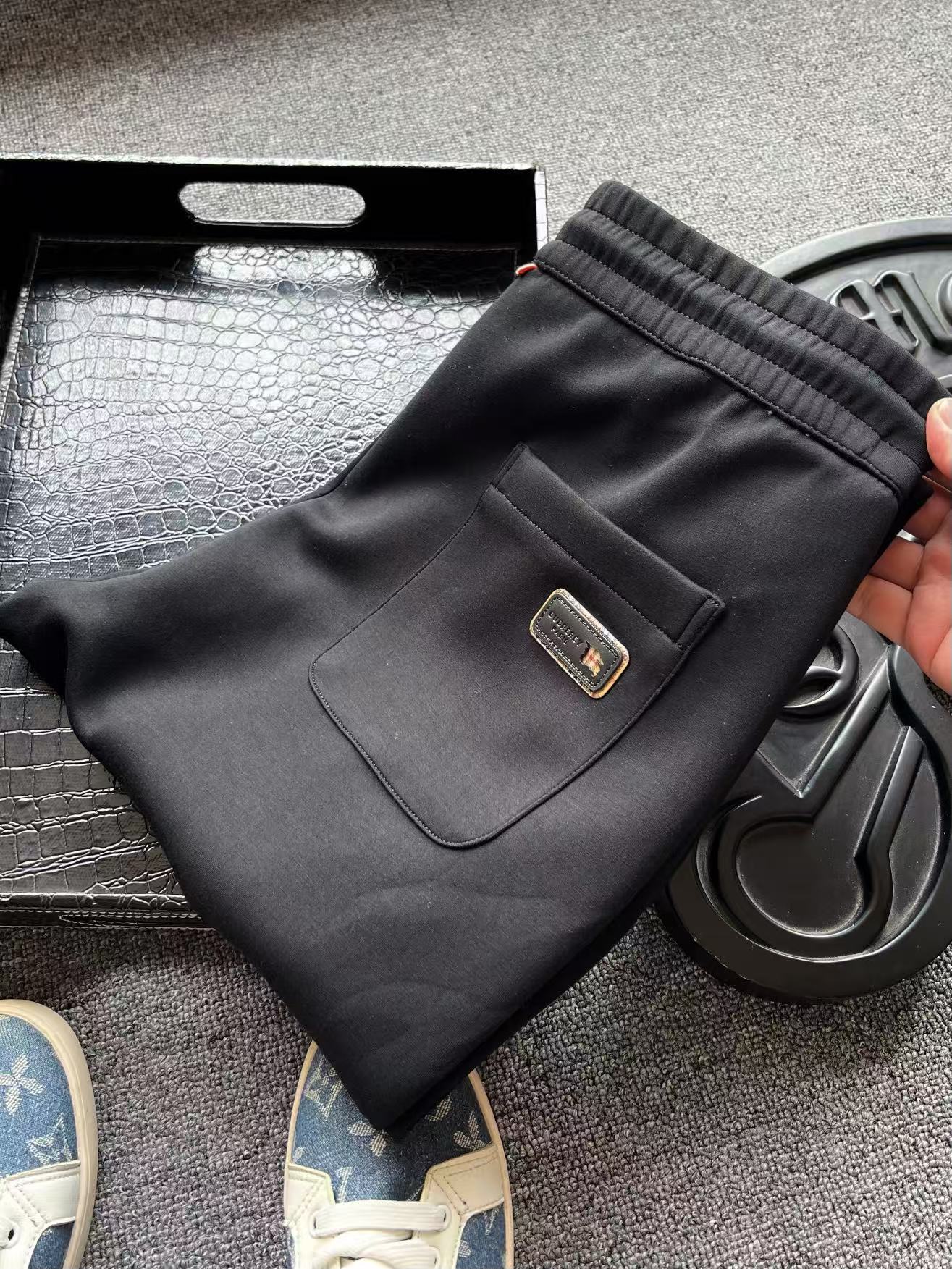 专柜顶级货! 💥人气爆款!Burberry/巴宝莉专柜新品液氨莫代尔空气棉长裤!恒隆在售万元级,款号:2562 巴宝莉家今年最新液氨莫代尔空气棉面料,拿到手触感特别柔软细腻,忍不住多摸几次!上身垂感有型,人体工程学立体裁剪版型,特别好看! 细节细节再细节!Burberry家商场新品直口松紧长裤!裤前软硅胶浮雕战马银标,细品纹理清晰可见,十分精致!裤后口袋镶嵌双层组合工艺战马皮标!腰围内里带宝格丽格布设计,抽绳金属孔带有激光雕刻Burberry战马标识!内里全包边双包条精湛做工,业界天花板! 全球首发新品!国内外专柜热销爆款直口松紧长裤!自穿享受品质,送人价值高!无压力驾驭任何大型商务场合以及高端私人会所!强烈推荐入手! (男女同款)