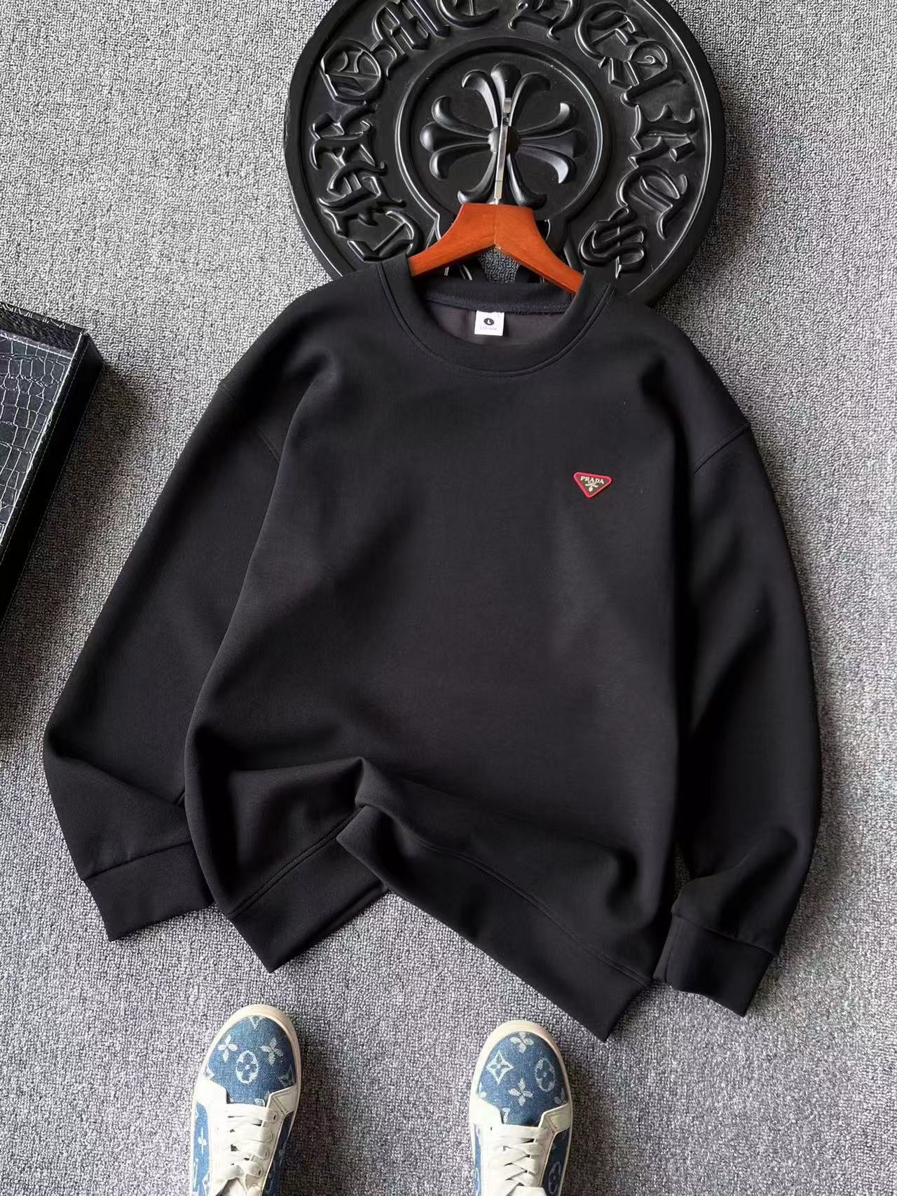 💰100 专柜顶级空气棉!
💥人气爆款!Prada/普拉达专柜新品高奢空气棉圆领卫衣!恒隆在售万元级,款号:9921
普拉达家今年最新研发60支340g空气棉面料!表层带蜂窝纺织肌理,内里牛奶丝处理,触感亲肤,上身舒服,垂感极好!整体视觉效果彰显专柜高奢质感!
细节细节再细节!Prada家专柜新品高奢圆领卫衣!全身精致简约,纯正牛奶白以及石墨黑,胸前钨钢金属Prada标识,轮廓镶嵌红标硅胶环绕,十分精致!所有拼接接缝处全部做了双针压线,精湛做工天花板!
全球首发新品!国内外专柜热销爆款卫衣!男女同款在售,不管是自穿还是馈赠都是王者级之选!无压力驾驭任何大型商务场合以及高端私人会所!强烈推荐入手!
尺码:M-3XL(情侣款)