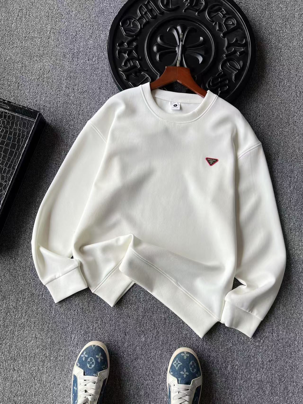 💰100 专柜顶级空气棉!
💥人气爆款!Prada/普拉达专柜新品高奢空气棉圆领卫衣!恒隆在售万元级,款号:9921
普拉达家今年最新研发60支340g空气棉面料!表层带蜂窝纺织肌理,内里牛奶丝处理,触感亲肤,上身舒服,垂感极好!整体视觉效果彰显专柜高奢质感!
细节细节再细节!Prada家专柜新品高奢圆领卫衣!全身精致简约,纯正牛奶白以及石墨黑,胸前钨钢金属Prada标识,轮廓镶嵌红标硅胶环绕,十分精致!所有拼接接缝处全部做了双针压线,精湛做工天花板!
全球首发新品!国内外专柜热销爆款卫衣!男女同款在售,不管是自穿还是馈赠都是王者级之选!无压力驾驭任何大型商务场合以及高端私人会所!强烈推荐入手!
尺码:M-3XL(情侣款)