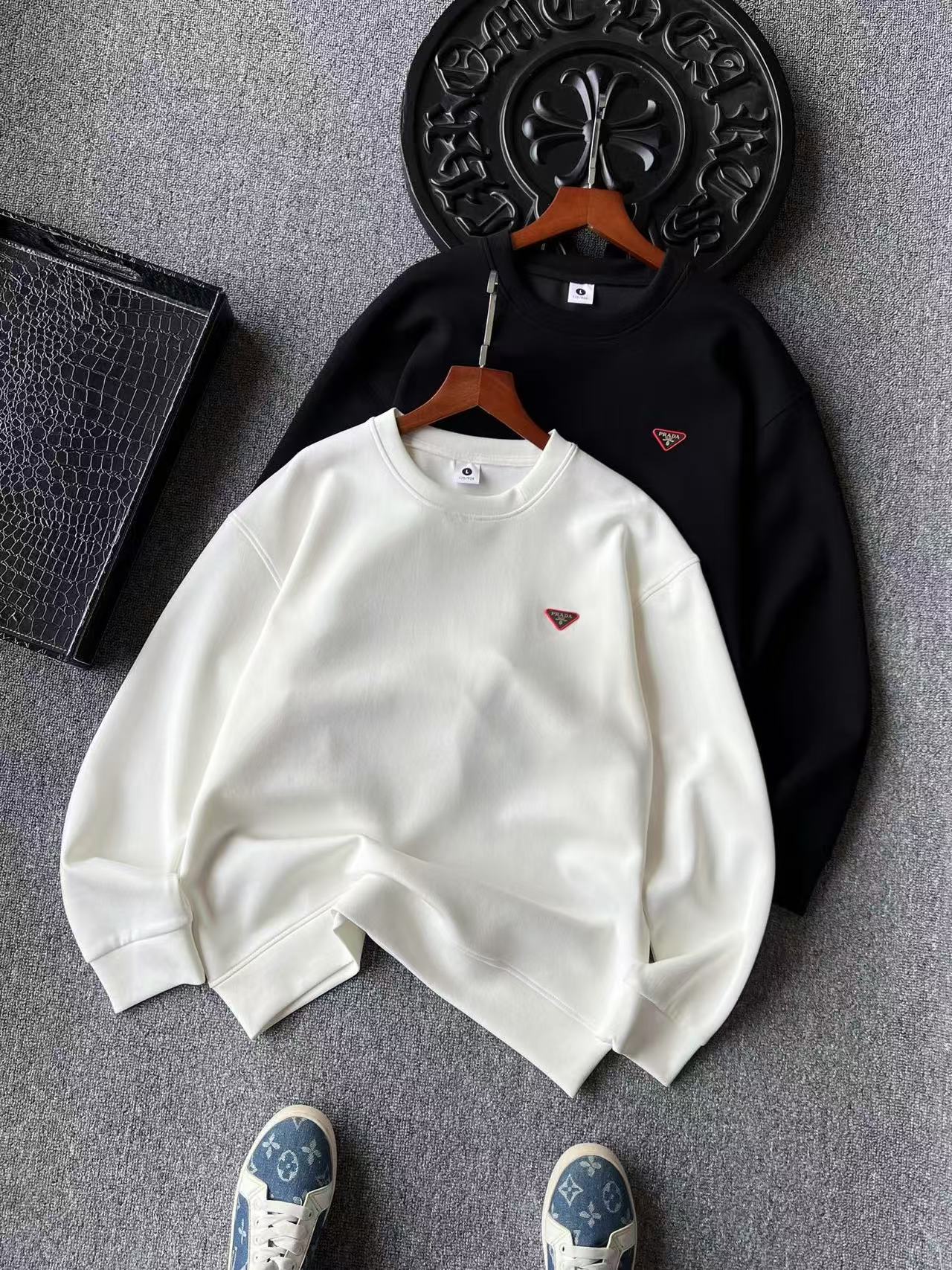 💰100 专柜顶级空气棉!
💥人气爆款!Prada/普拉达专柜新品高奢空气棉圆领卫衣!恒隆在售万元级,款号:9921
普拉达家今年最新研发60支340g空气棉面料!表层带蜂窝纺织肌理,内里牛奶丝处理,触感亲肤,上身舒服,垂感极好!整体视觉效果彰显专柜高奢质感!
细节细节再细节!Prada家专柜新品高奢圆领卫衣!全身精致简约,纯正牛奶白以及石墨黑,胸前钨钢金属Prada标识,轮廓镶嵌红标硅胶环绕,十分精致!所有拼接接缝处全部做了双针压线,精湛做工天花板!
全球首发新品!国内外专柜热销爆款卫衣!男女同款在售,不管是自穿还是馈赠都是王者级之选!无压力驾驭任何大型商务场合以及高端私人会所!强烈推荐入手!
尺码:M-3XL(情侣款)