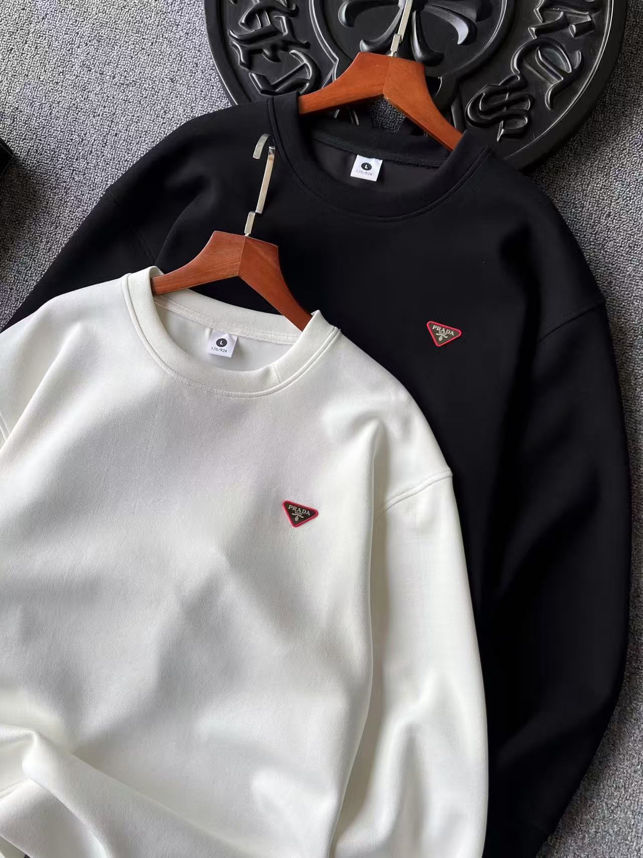 💰100 专柜顶级空气棉!
💥人气爆款!Prada/普拉达专柜新品高奢空气棉圆领卫衣!恒隆在售万元级,款号:9921
普拉达家今年最新研发60支340g空气棉面料!表层带蜂窝纺织肌理,内里牛奶丝处理,触感亲肤,上身舒服,垂感极好!整体视觉效果彰显专柜高奢质感!
细节细节再细节!Prada家专柜新品高奢圆领卫衣!全身精致简约,纯正牛奶白以及石墨黑,胸前钨钢金属Prada标识,轮廓镶嵌红标硅胶环绕,十分精致!所有拼接接缝处全部做了双针压线,精湛做工天花板!
全球首发新品!国内外专柜热销爆款卫衣!男女同款在售,不管是自穿还是馈赠都是王者级之选!无压力驾驭任何大型商务场合以及高端私人会所!强烈推荐入手!
尺码:M-3XL(情侣款)