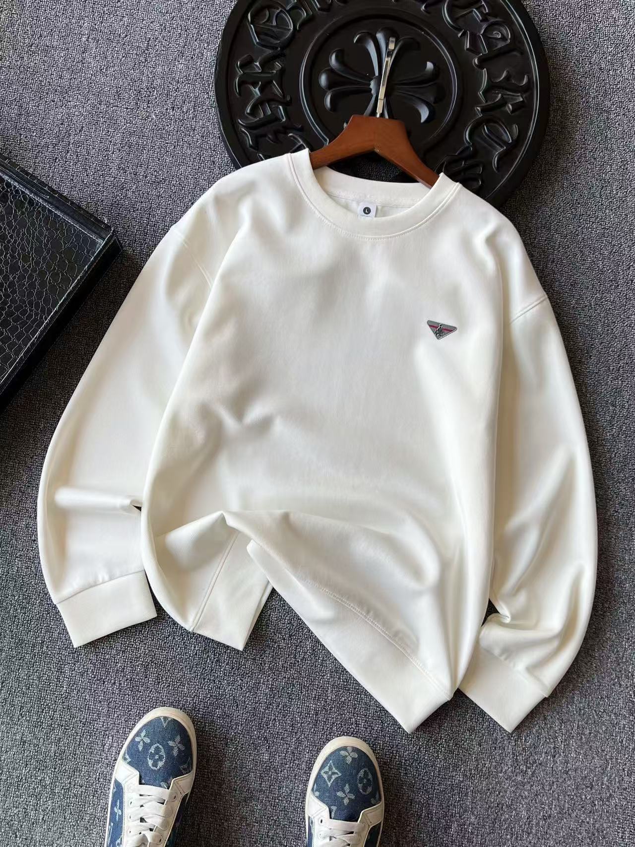 💰100 专柜顶级空气棉!
💥人气爆款!Prada/普拉达小仆人公文包系列专柜新品高奢空气棉圆领卫衣!恒隆在售万元级,款号:9985
普拉达家今年最新研发60支340g空气棉面料!表层带蜂窝纺织肌理,内里牛奶丝处理,触感亲肤,上身舒服,垂感极好!整体视觉效果彰显专柜高奢质感!
细节细节再细节!Prada小仆人公文包专柜新品高奢圆领卫衣!全身精致简约,纯正牛奶白/黑色/水泥灰/摩卡色!胸前采用进口TPU金属拉丝倒三角内里镶嵌小仆人公文包标识,灰红组合底色,精致感满满!所有拼接接缝处全部做了双针压线,精湛做工天花板!
全球首发新品!国内外专柜热销爆款卫衣!男女同款在售,不管是自穿还是馈赠都是王者级之选!无压力驾驭任何大型商务场合以及高端私人会所!强烈推荐入手!
尺码:M-3XL(情侣款)