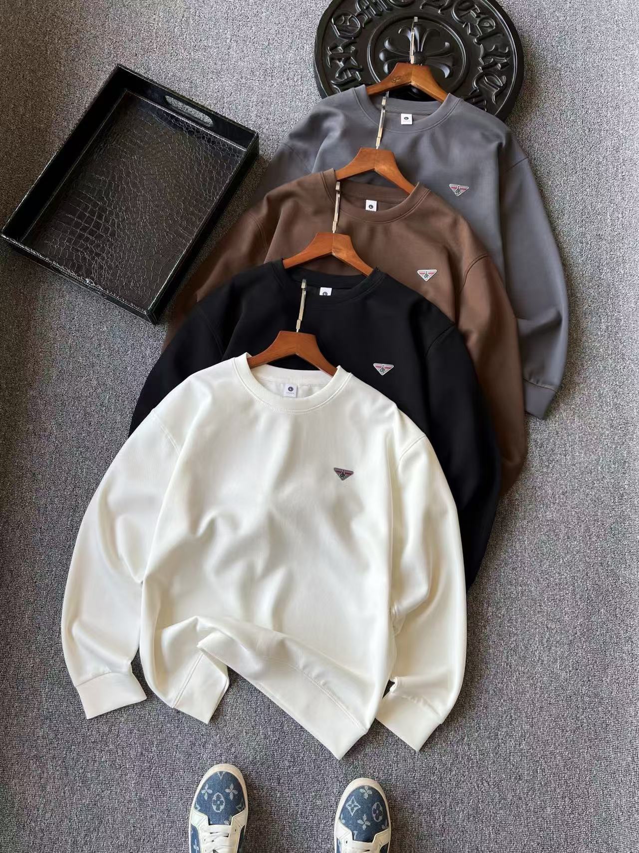 💰100 专柜顶级空气棉!
💥人气爆款!Prada/普拉达小仆人公文包系列专柜新品高奢空气棉圆领卫衣!恒隆在售万元级,款号:9985
普拉达家今年最新研发60支340g空气棉面料!表层带蜂窝纺织肌理,内里牛奶丝处理,触感亲肤,上身舒服,垂感极好!整体视觉效果彰显专柜高奢质感!
细节细节再细节!Prada小仆人公文包专柜新品高奢圆领卫衣!全身精致简约,纯正牛奶白/黑色/水泥灰/摩卡色!胸前采用进口TPU金属拉丝倒三角内里镶嵌小仆人公文包标识,灰红组合底色,精致感满满!所有拼接接缝处全部做了双针压线,精湛做工天花板!
全球首发新品!国内外专柜热销爆款卫衣!男女同款在售,不管是自穿还是馈赠都是王者级之选!无压力驾驭任何大型商务场合以及高端私人会所!强烈推荐入手!
尺码:M-3XL(情侣款)