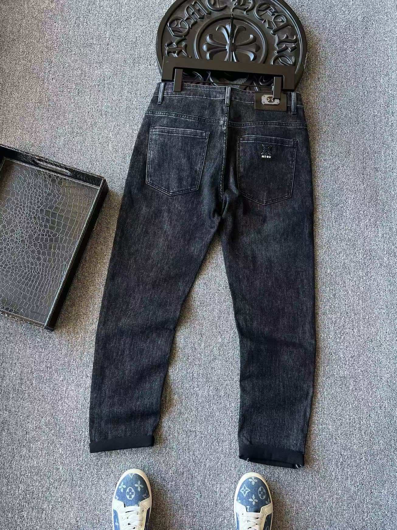 💰145 顶级高奢牛仔裤!
💥人气爆款!Under Armour/安德玛专柜新品高奢运动休闲牛仔裤!恒隆在售千元级,款号:9838
安德玛家今年采用特级新疆长绒棉牛仔面料,黄金氨纶配比,上身有弹力!摸起来棉质感很好,重工纱洗工艺,呈现独特的做旧复古黑灰色调,精致百搭的同时又能彰显新品力!
细节细节再细节!UA家商场新品重工水洗做旧牛仔裤!经典的多层次打磨工艺,重工纱洗颗粒复古感明显!腰口安德玛金属皮标,口袋做了立体高频凹凸工艺缝安德玛皮标细节!裤前小口袋同样做了标识点缀!精致简约,精湛做工!
全球首发新品!国内外专柜热销爆款牛仔裤!不管是自穿还是馈赠都是王者级之选,无压力驾驭任何大型商务场合以及高端私人会所!强烈推荐入手!
尺码:30-38