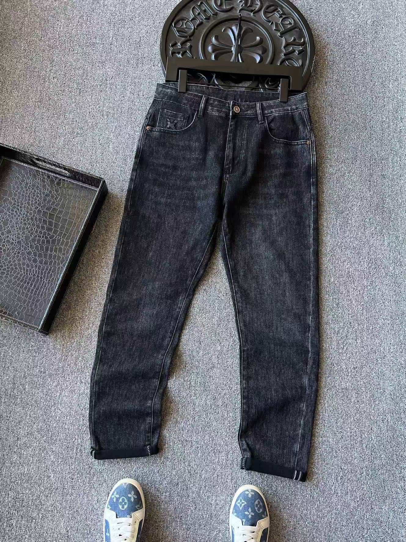 💰145 顶级高奢牛仔裤!
💥人气爆款!Under Armour/安德玛专柜新品高奢运动休闲牛仔裤!恒隆在售千元级,款号:9838
安德玛家今年采用特级新疆长绒棉牛仔面料,黄金氨纶配比,上身有弹力!摸起来棉质感很好,重工纱洗工艺,呈现独特的做旧复古黑灰色调,精致百搭的同时又能彰显新品力!
细节细节再细节!UA家商场新品重工水洗做旧牛仔裤!经典的多层次打磨工艺,重工纱洗颗粒复古感明显!腰口安德玛金属皮标,口袋做了立体高频凹凸工艺缝安德玛皮标细节!裤前小口袋同样做了标识点缀!精致简约,精湛做工!
全球首发新品!国内外专柜热销爆款牛仔裤!不管是自穿还是馈赠都是王者级之选,无压力驾驭任何大型商务场合以及高端私人会所!强烈推荐入手!
尺码:30-38