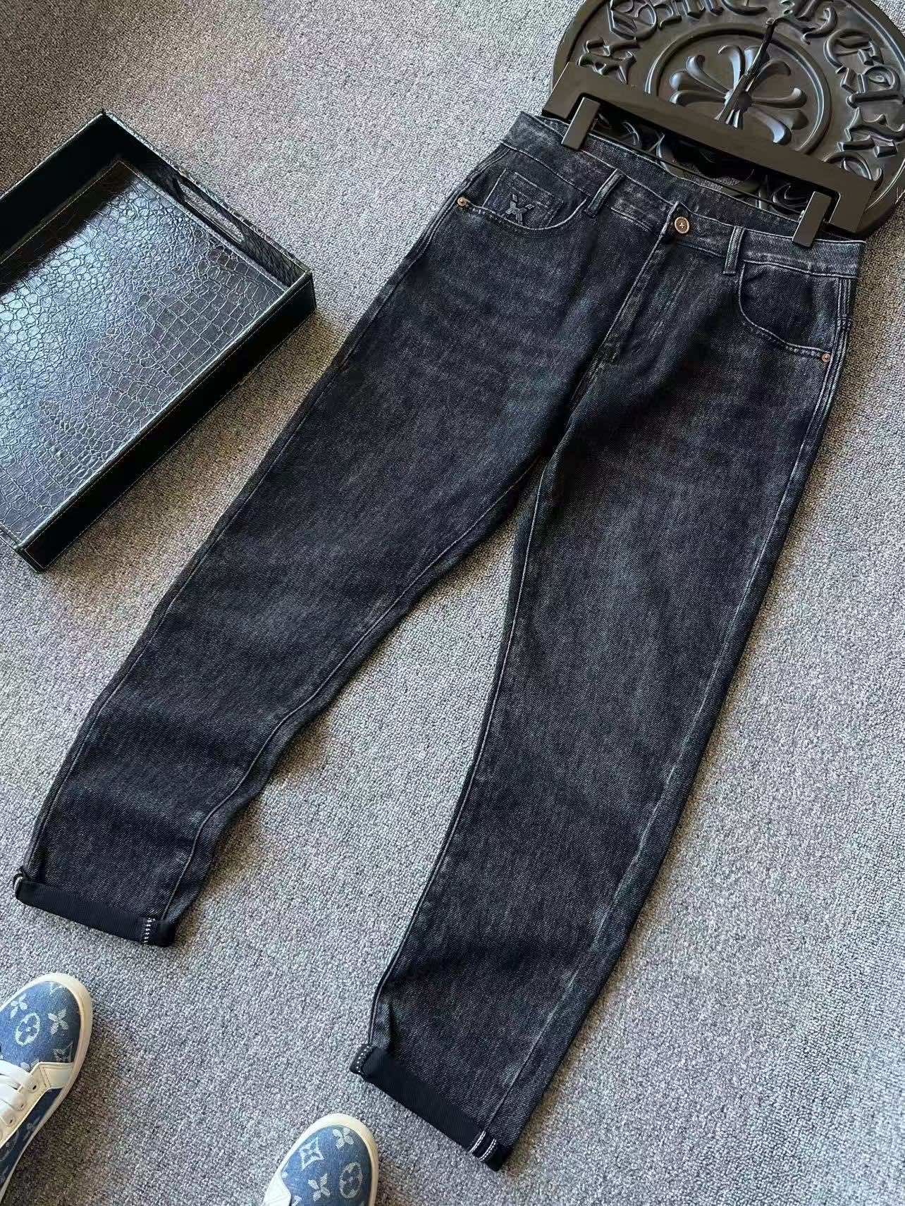 💰145 顶级高奢牛仔裤!
💥人气爆款!Under Armour/安德玛专柜新品高奢运动休闲牛仔裤!恒隆在售千元级,款号:9838
安德玛家今年采用特级新疆长绒棉牛仔面料,黄金氨纶配比,上身有弹力!摸起来棉质感很好,重工纱洗工艺,呈现独特的做旧复古黑灰色调,精致百搭的同时又能彰显新品力!
细节细节再细节!UA家商场新品重工水洗做旧牛仔裤!经典的多层次打磨工艺,重工纱洗颗粒复古感明显!腰口安德玛金属皮标,口袋做了立体高频凹凸工艺缝安德玛皮标细节!裤前小口袋同样做了标识点缀!精致简约,精湛做工!
全球首发新品!国内外专柜热销爆款牛仔裤!不管是自穿还是馈赠都是王者级之选,无压力驾驭任何大型商务场合以及高端私人会所!强烈推荐入手!
尺码:30-38