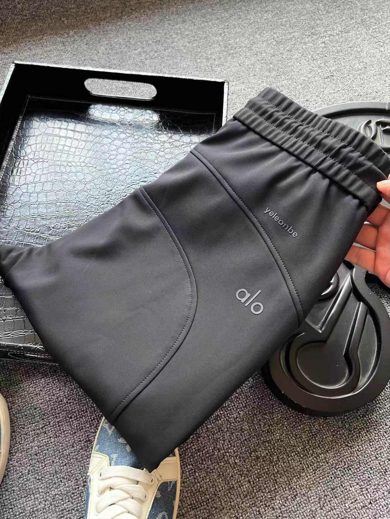 专柜顶级货! 💥人气爆款!Alo Yoga专柜新品高端旗舰系列拼接松紧束口长裤!恒隆在售万元级,款号:1255 Alo家今年最新研发高端380g加厚天丝锦棉面料,拿到手摸起来非常有质感,高级感十足!手感顺滑,贴身舒服,上身垂感有型,日常/户外百搭! 细节细节再细节!Alo Yoga商场新品加厚天丝锦棉束脚裤!裤前立体硅胶alo标识!双侧带有拉链式口袋设计,增强功能性!裤后采用立体弧形拼接设计,立体效果特别好!裤后侧方同样带有alo标识,内里全包边双包条精湛天花板级做工,高端货该有的品质! 全球首发新品!国内外专柜热销爆款松紧长裤!男女同款在售,不管是自穿还是馈赠都是王者级之选,无压力驾驭任何大型商务场合以及高端私人会所!强烈推荐入手! )