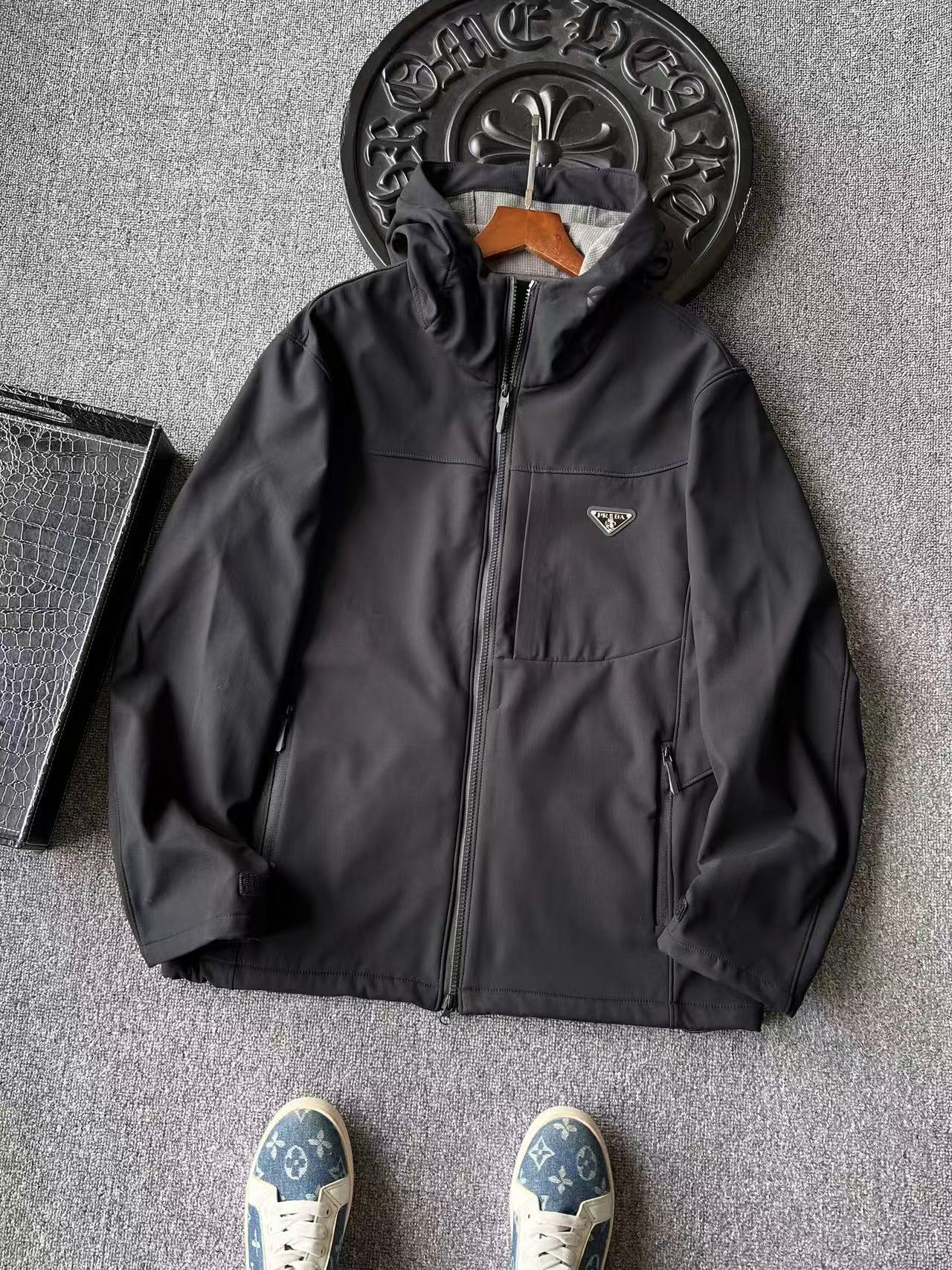 💰145 新品外套!
💥人气爆款!Prada/普拉达公文包系列连帽夹克外套!恒隆在售万元级,款号:8003
普拉达家今年最新三防户外科技面料,有效防风防雨雪!室内户外都能轻松驾驭!表层带有微弹力设计,满足日常实用性需求!内里做了超柔绒,接触肌肤更舒服!
细节细节再细节!Prada家商场新品小仆人公文包系连帽户外冲锋衣外套!前方做了暗门襟拉链口袋设计,具有一定的实用性!胸前标志性Prada小仆人倒三角皮标设计,精致高级!魔术贴袖口可以做到防风效果,下摆内置收口抽绳,防风御寒功能到位!
全球首发新品!国内外专柜热销爆款冲锋衣夹克外套!男女同款在售。不管是自穿还是馈赠都是王者级之选!户外活动/日常通勤都能轻松驾驭!强烈推荐入手!
尺码:M-3XL(男女同款)