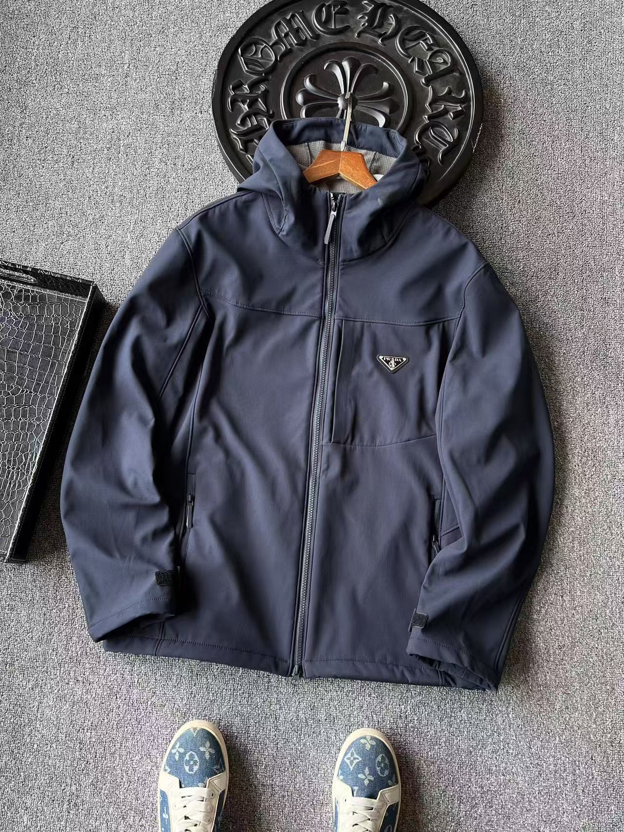 💰145 新品外套!
💥人气爆款!Prada/普拉达公文包系列连帽夹克外套!恒隆在售万元级,款号:8003
普拉达家今年最新三防户外科技面料,有效防风防雨雪!室内户外都能轻松驾驭!表层带有微弹力设计,满足日常实用性需求!内里做了超柔绒,接触肌肤更舒服!
细节细节再细节!Prada家商场新品小仆人公文包系连帽户外冲锋衣外套!前方做了暗门襟拉链口袋设计,具有一定的实用性!胸前标志性Prada小仆人倒三角皮标设计,精致高级!魔术贴袖口可以做到防风效果,下摆内置收口抽绳,防风御寒功能到位!
全球首发新品!国内外专柜热销爆款冲锋衣夹克外套!男女同款在售。不管是自穿还是馈赠都是王者级之选!户外活动/日常通勤都能轻松驾驭!强烈推荐入手!
尺码:M-3XL(男女同款)