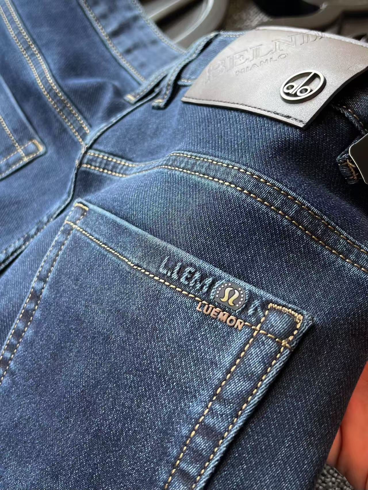 版本🐮货 💰230 专柜顶级牛仔裤！
💥人气爆款！Alo&Lululemon联名合作款商务休闲牛仔裤！恒隆在售万元级，款号：6808 

露露&阿洛今年最新精梳牛仔面料，优选特级新疆长绒棉，经过纯天然碱性水洗工艺，摸起来极强的棉质反馈感，特调精致牛仔蓝色调，高级百搭！

细节细节再细节！alo&lulu商场新品水洗蓝牛仔裤！裤前多层次立体打磨工艺，层次立体感分明，腰口浮雕alo钨钢金属高级棕皮标！口袋边缘高频立体lulu标识，细节感很到位！内里包边包条精湛做工，业界天花板！

全球首发新品！水洗国内外专柜热销爆款牛仔裤！自穿精致，送人价值高！无压力驾驭任何大型商务场合以及高端私人会所！强烈推荐入手！
尺码：30-38