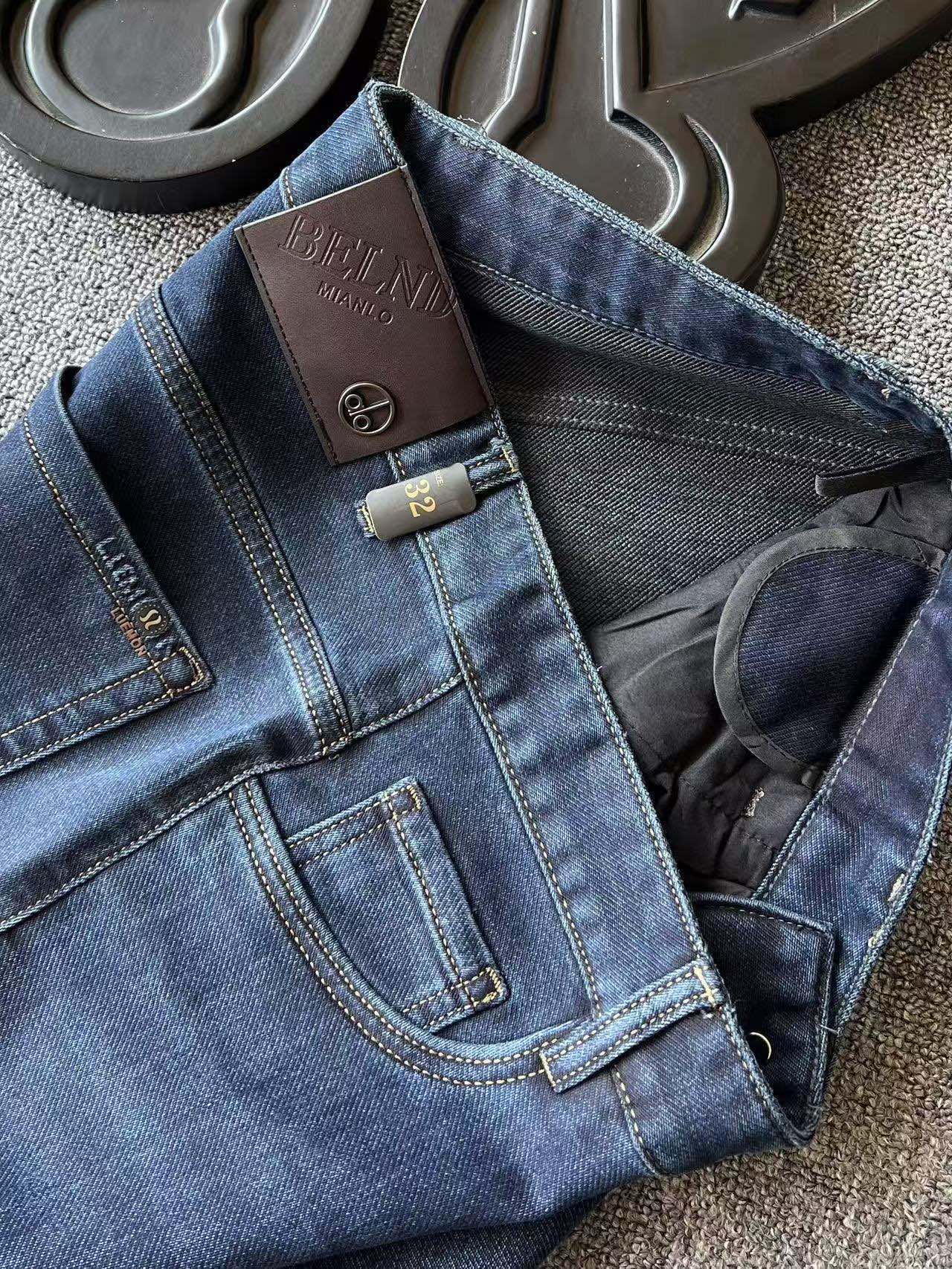 版本🐮货 💰230 专柜顶级牛仔裤！
💥人气爆款！Alo&Lululemon联名合作款商务休闲牛仔裤！恒隆在售万元级，款号：6808 

露露&阿洛今年最新精梳牛仔面料，优选特级新疆长绒棉，经过纯天然碱性水洗工艺，摸起来极强的棉质反馈感，特调精致牛仔蓝色调，高级百搭！

细节细节再细节！alo&lulu商场新品水洗蓝牛仔裤！裤前多层次立体打磨工艺，层次立体感分明，腰口浮雕alo钨钢金属高级棕皮标！口袋边缘高频立体lulu标识，细节感很到位！内里包边包条精湛做工，业界天花板！

全球首发新品！水洗国内外专柜热销爆款牛仔裤！自穿精致，送人价值高！无压力驾驭任何大型商务场合以及高端私人会所！强烈推荐入手！
尺码：30-38