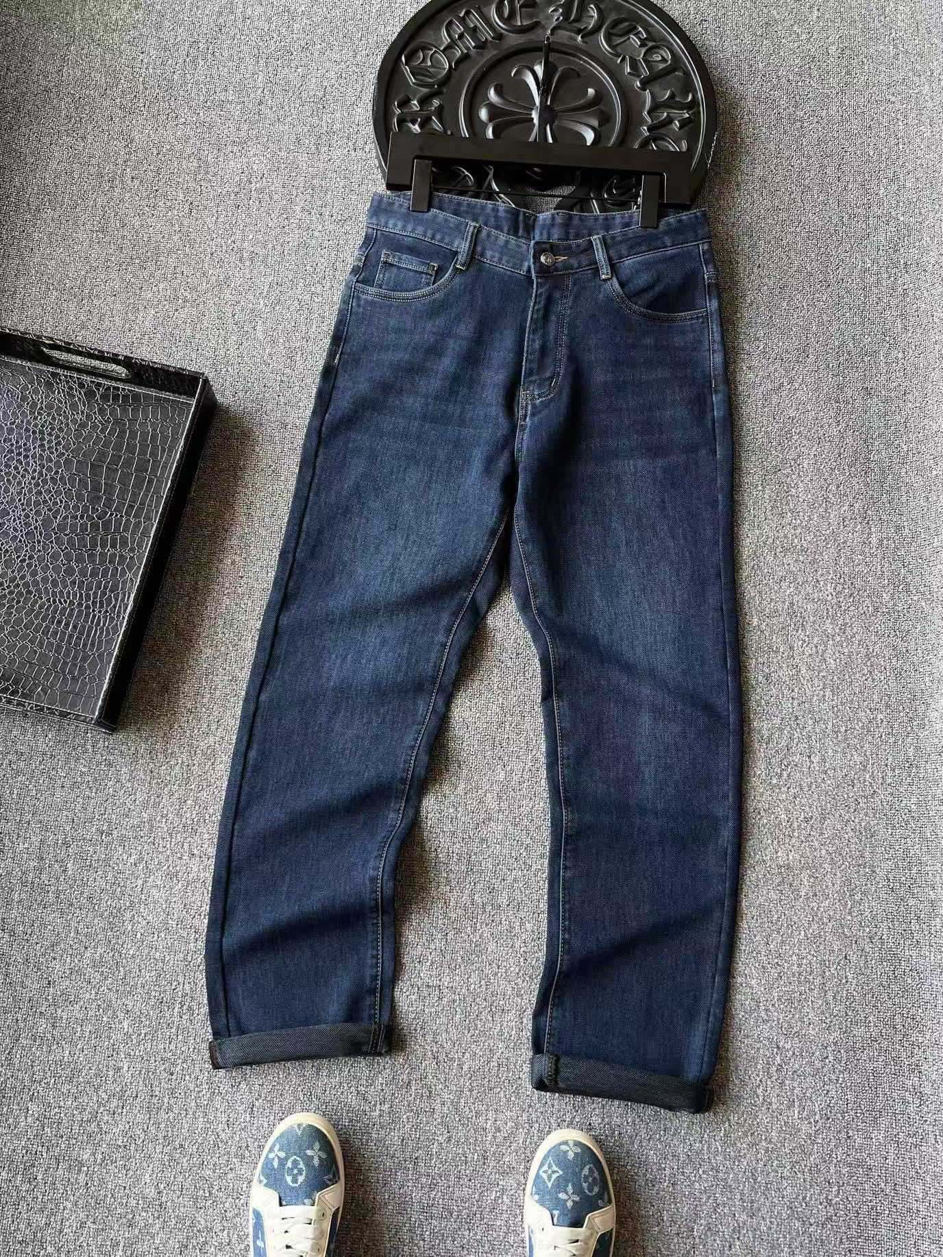 版本🐮货 💰230 专柜顶级牛仔裤！
💥人气爆款！Alo&Lululemon联名合作款商务休闲牛仔裤！恒隆在售万元级，款号：6808 

露露&阿洛今年最新精梳牛仔面料，优选特级新疆长绒棉，经过纯天然碱性水洗工艺，摸起来极强的棉质反馈感，特调精致牛仔蓝色调，高级百搭！

细节细节再细节！alo&lulu商场新品水洗蓝牛仔裤！裤前多层次立体打磨工艺，层次立体感分明，腰口浮雕alo钨钢金属高级棕皮标！口袋边缘高频立体lulu标识，细节感很到位！内里包边包条精湛做工，业界天花板！

全球首发新品！水洗国内外专柜热销爆款牛仔裤！自穿精致，送人价值高！无压力驾驭任何大型商务场合以及高端私人会所！强烈推荐入手！
尺码：30-38