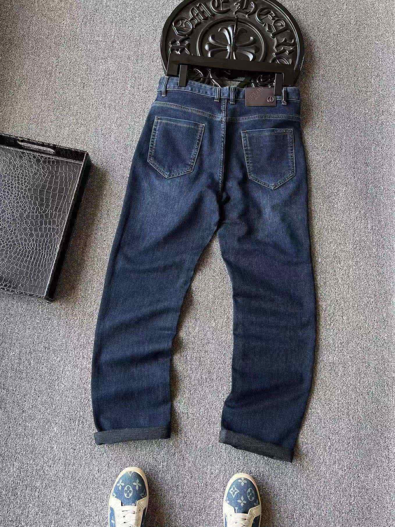 版本🐮货 💰230 专柜顶级牛仔裤！
💥人气爆款！Alo&Lululemon联名合作款商务休闲牛仔裤！恒隆在售万元级，款号：6808 

露露&阿洛今年最新精梳牛仔面料，优选特级新疆长绒棉，经过纯天然碱性水洗工艺，摸起来极强的棉质反馈感，特调精致牛仔蓝色调，高级百搭！

细节细节再细节！alo&lulu商场新品水洗蓝牛仔裤！裤前多层次立体打磨工艺，层次立体感分明，腰口浮雕alo钨钢金属高级棕皮标！口袋边缘高频立体lulu标识，细节感很到位！内里包边包条精湛做工，业界天花板！

全球首发新品！水洗国内外专柜热销爆款牛仔裤！自穿精致，送人价值高！无压力驾驭任何大型商务场合以及高端私人会所！强烈推荐入手！
尺码：30-38